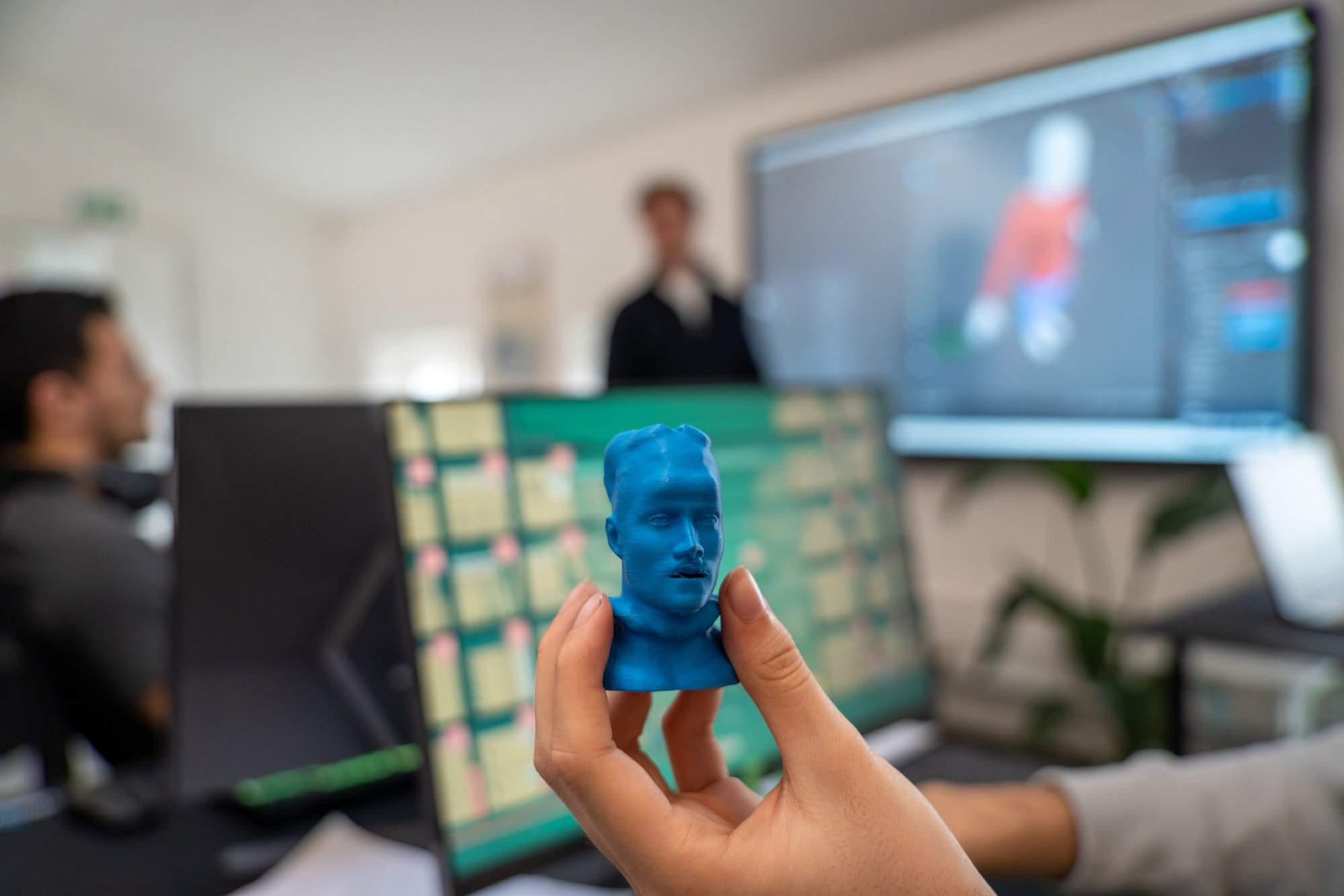 STU Herlev: elev holder et blåt 3D-printet hoved på Socialcode STU på Svanevej