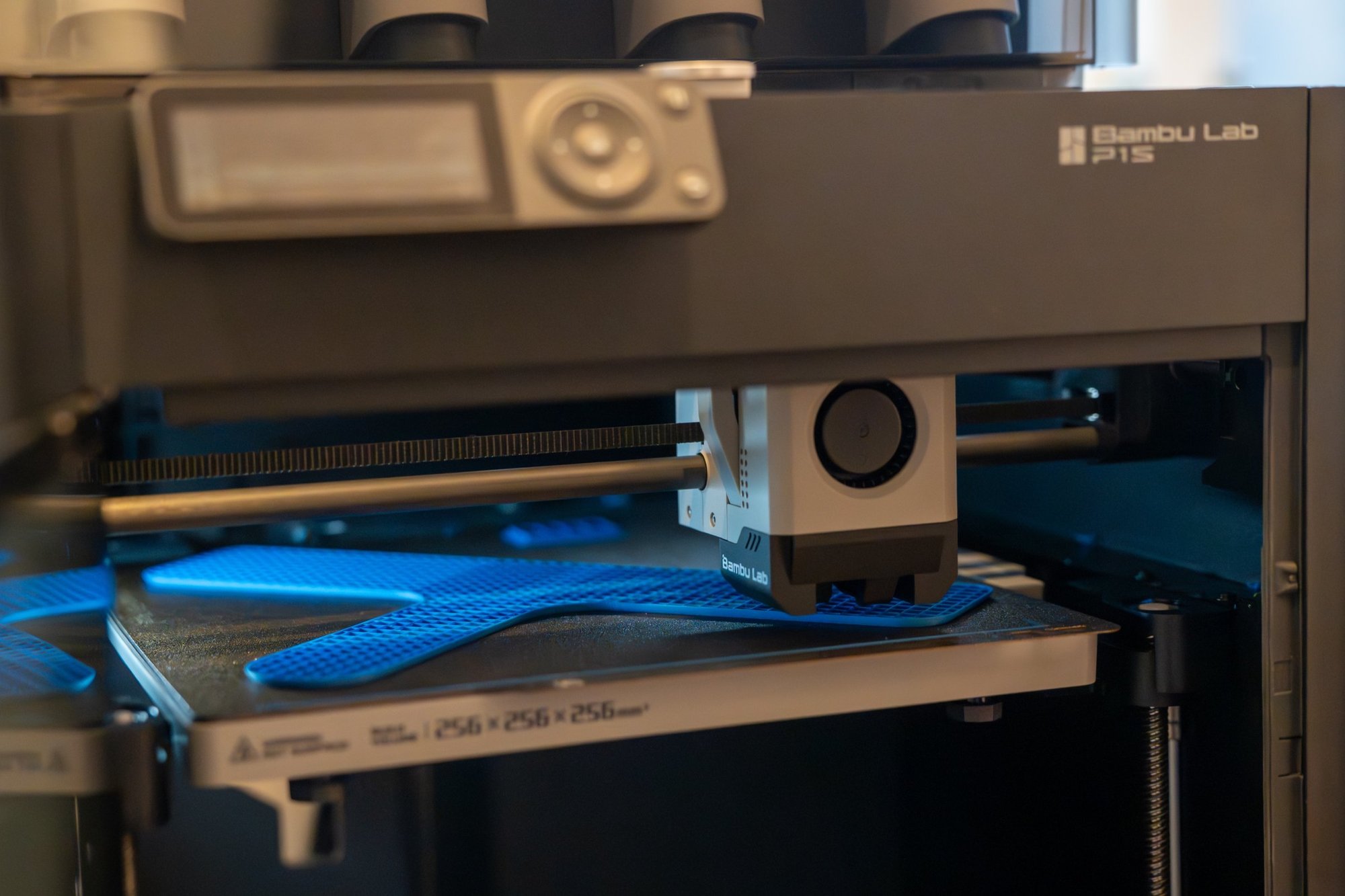 Formålet med STU: praktisk undervisning, her med en 3D-printer i gang