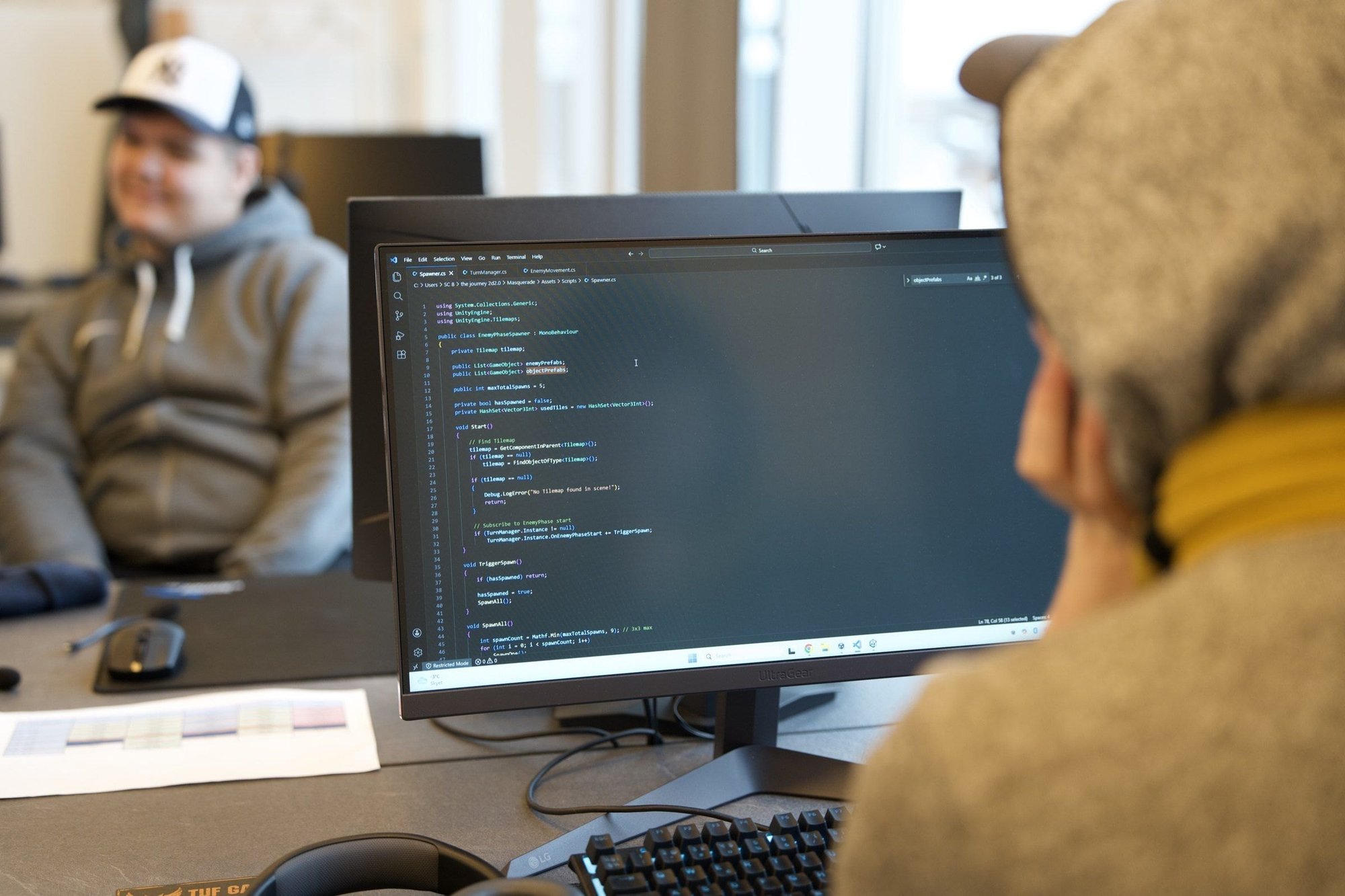 STU Amager: elever programmerer ved skærme med kode på Socialcode STU på Svanevej