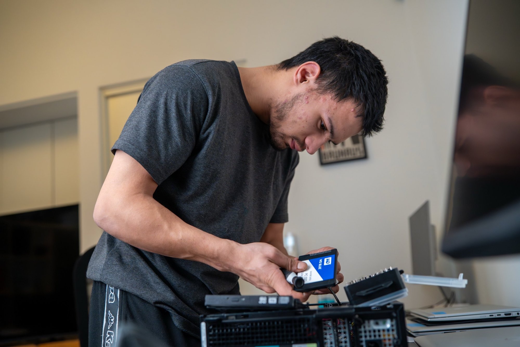 STU-elev installerer en SSD under samling af en computer