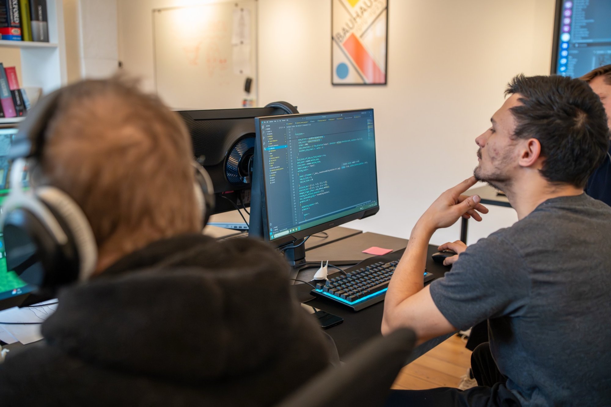 Kvalitet i undervisningen: elever programmerer ved skærme med kode på Socialcode STU