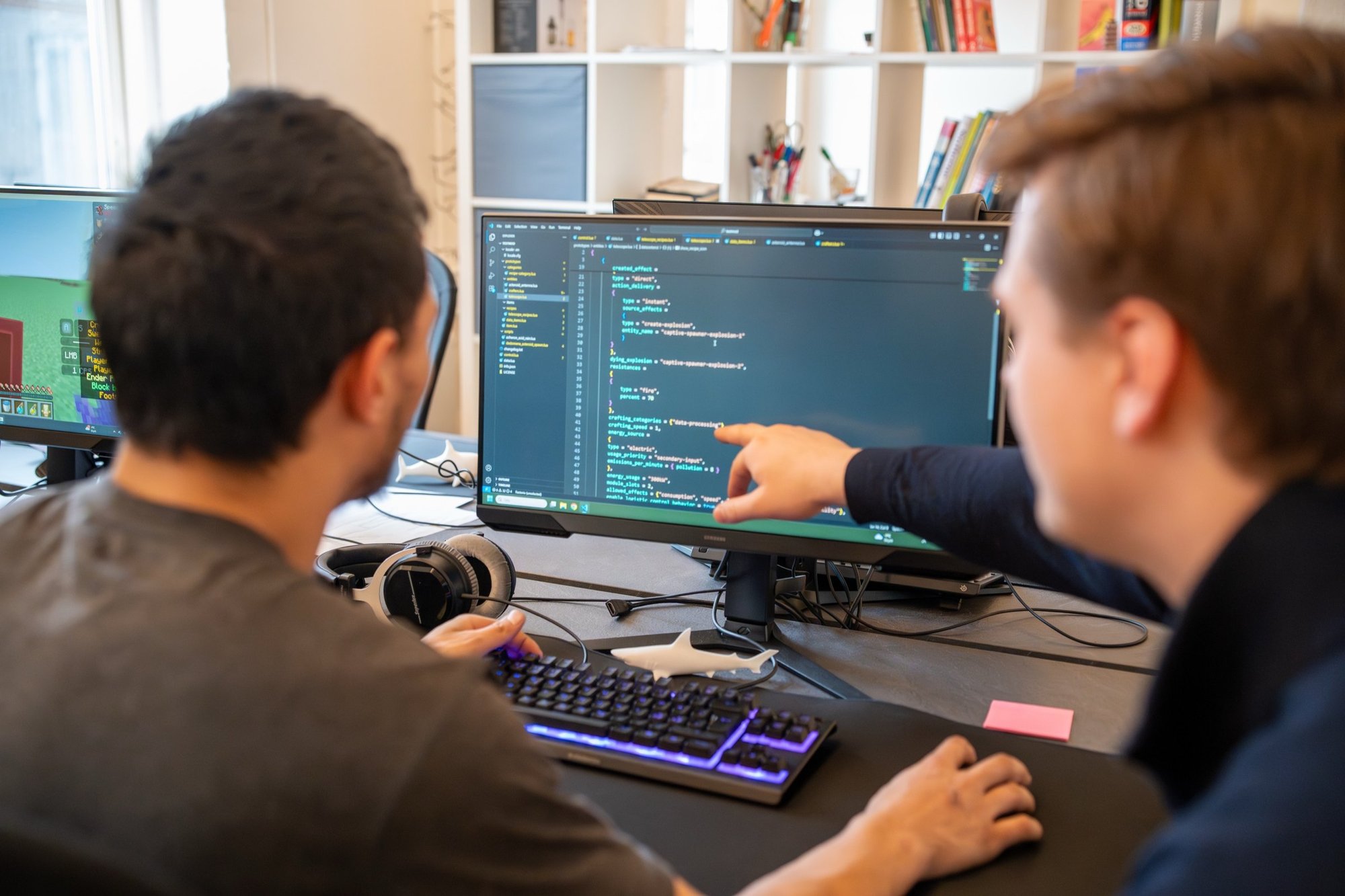 Underviser og elev gennemgår kode sammen ved skærmen på Socialcode STU