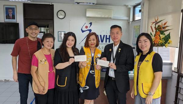 Cheque Presentation to LSSC and SAVH
