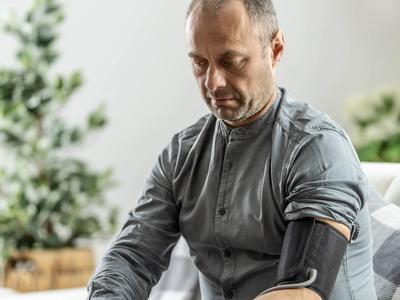 Faut-il prendre sa tension tous les jours ? Les bonnes pratiques à connaître