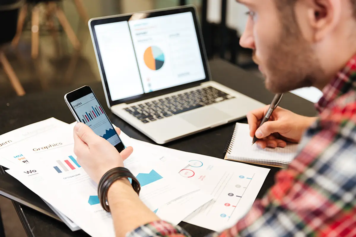 a person setting a daily budget for a google ads campaign