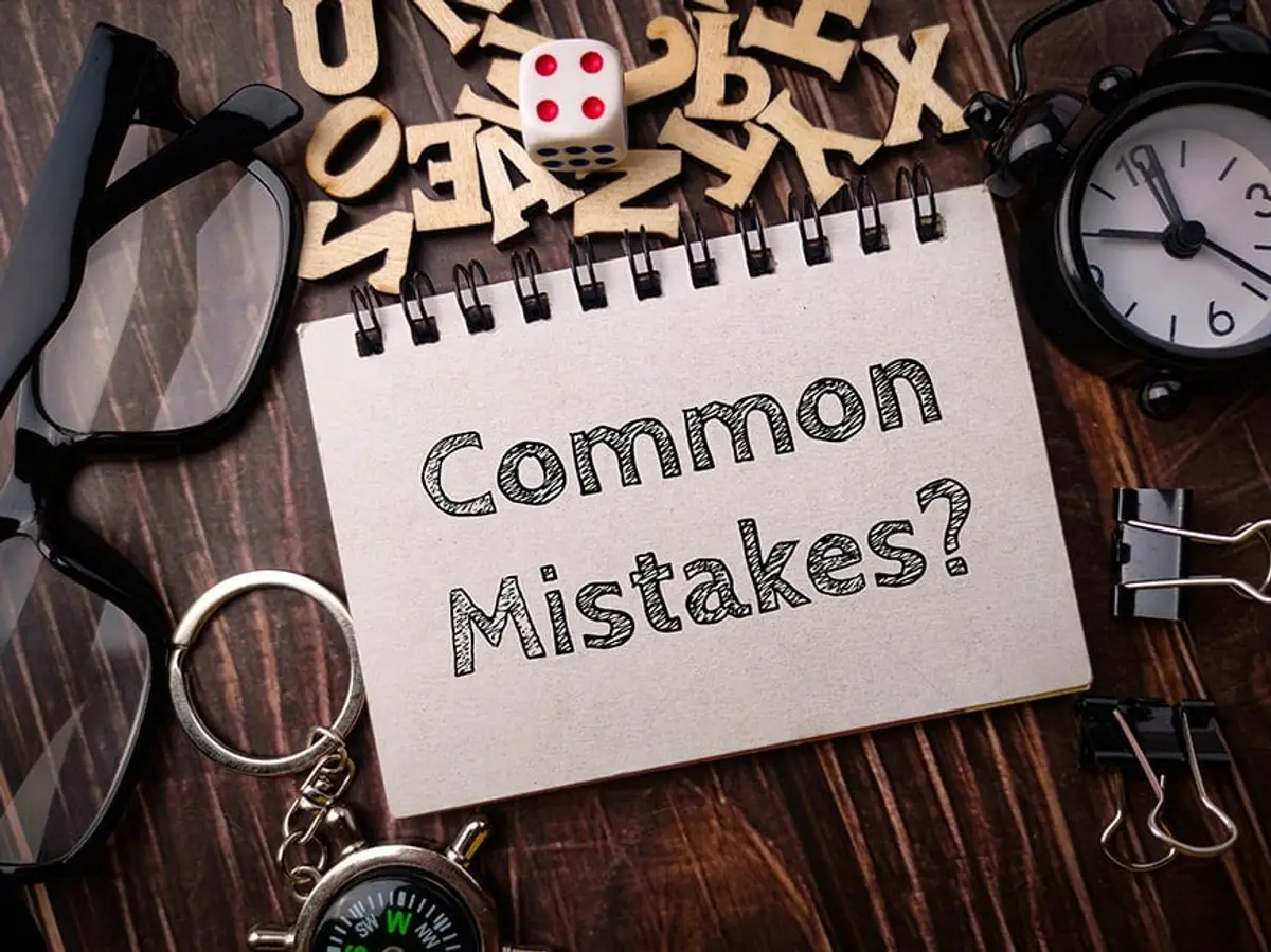 paper clips with text common mistakes wooden background