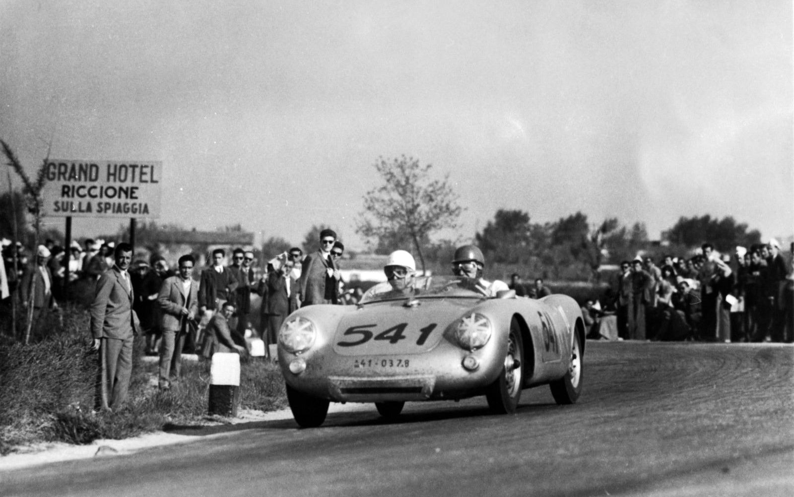 Porsche 550 Spyder durante una gara