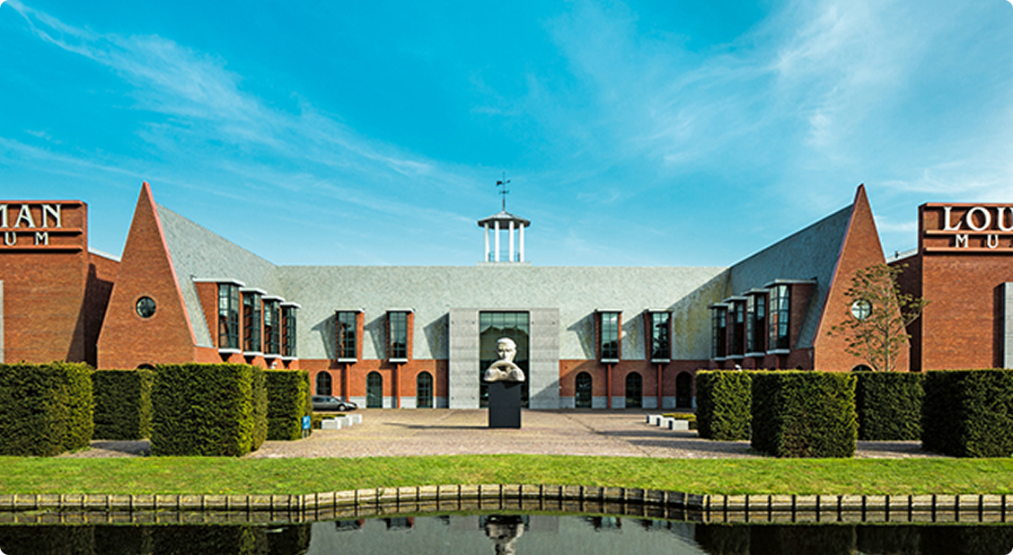 Voorkant van het Louwman Museum