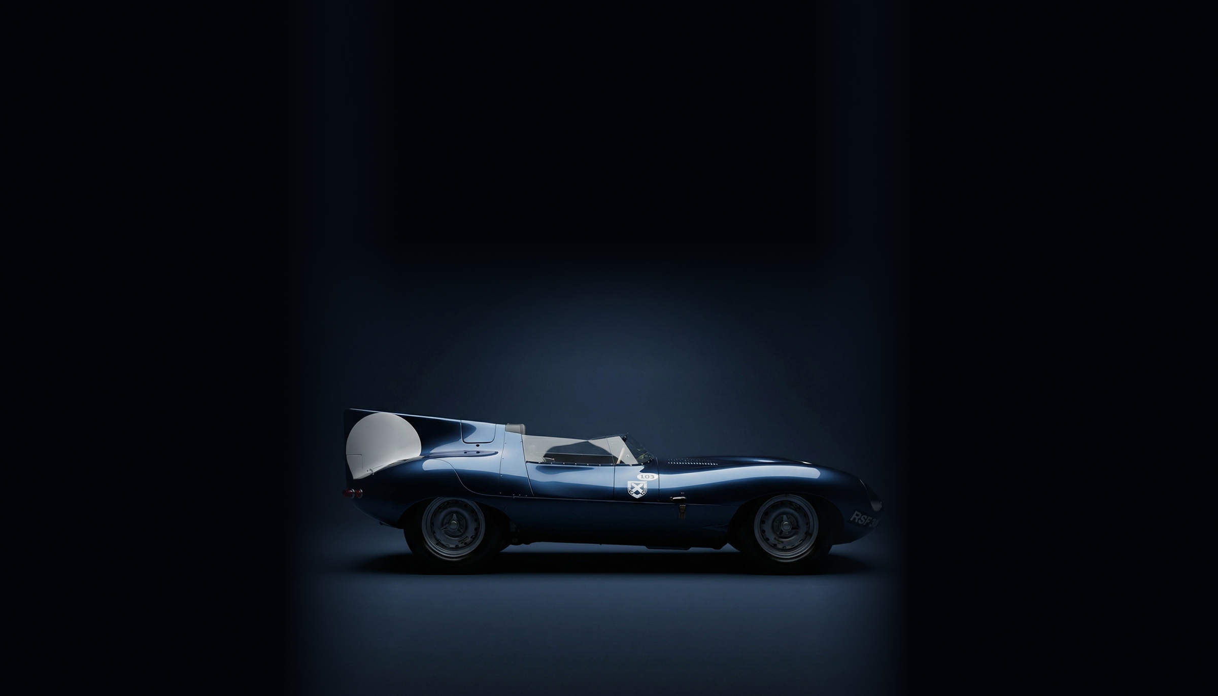 Jaguar in donkerblauwe studio