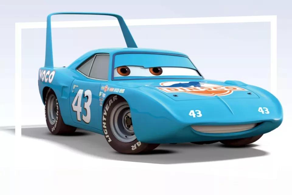Blauwe cars auto met nummer 43 in witte studio