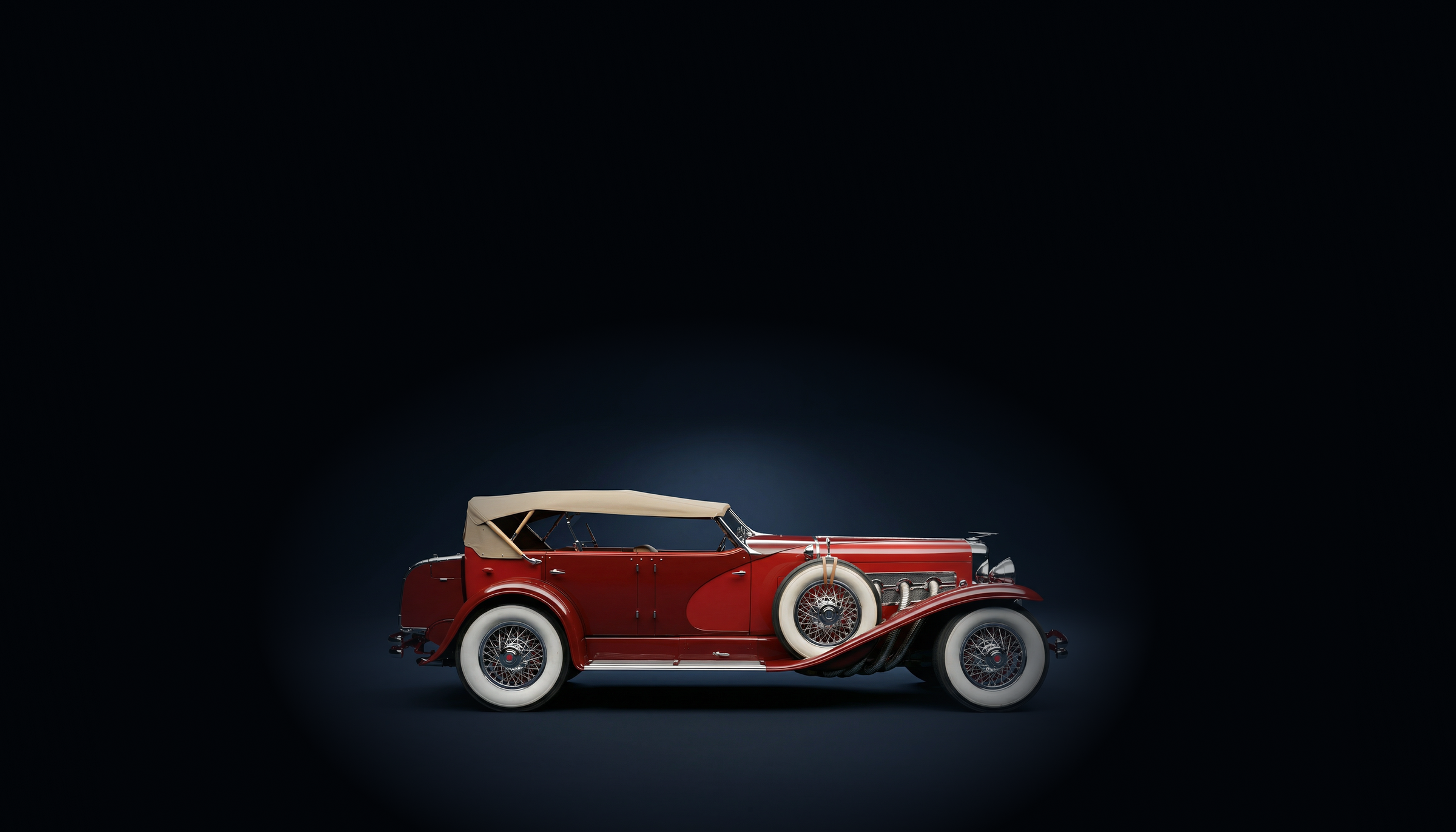 Duesenberg in donkerblauwe studio