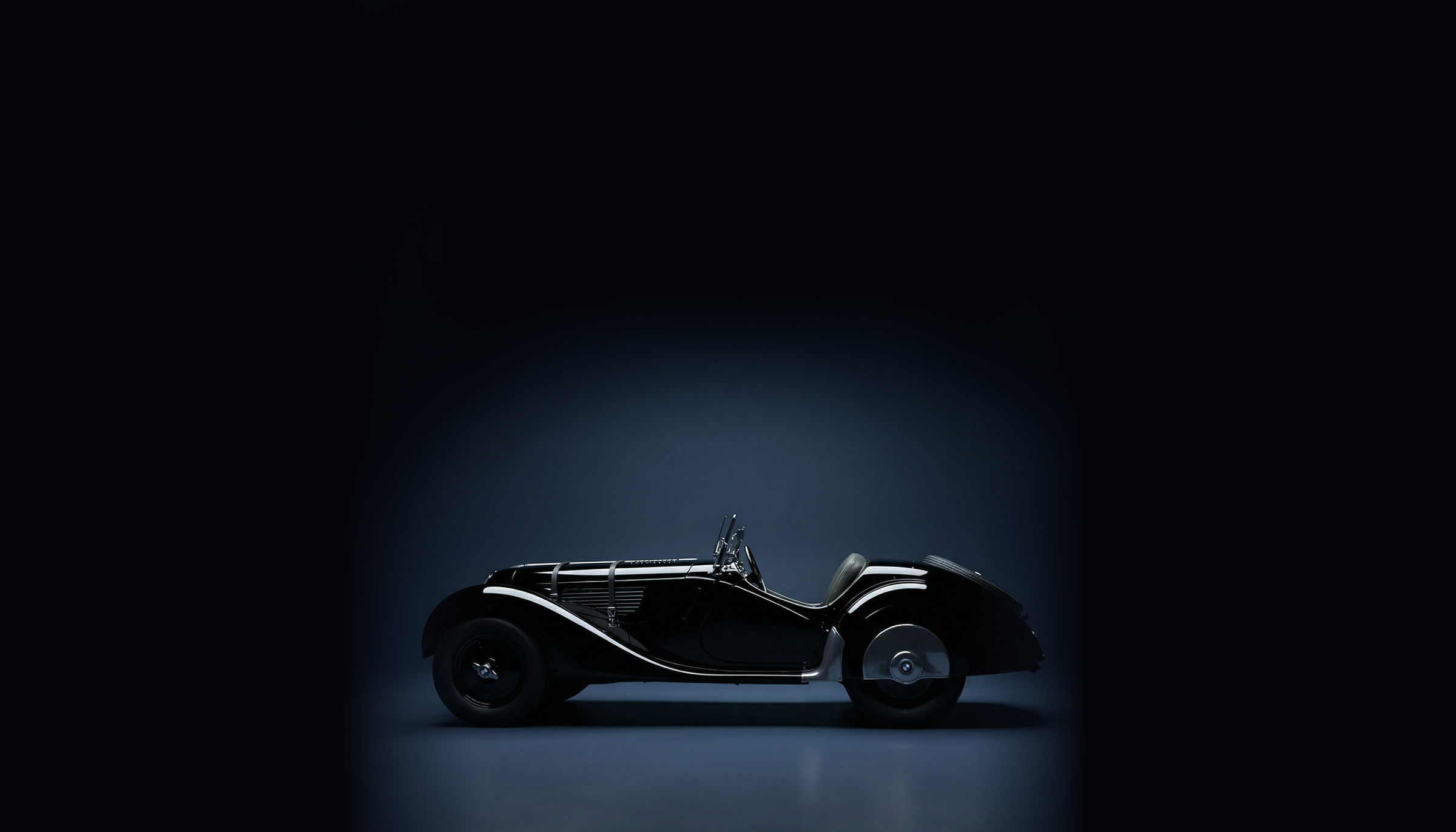 BMW 328 in donkerblauwe studio