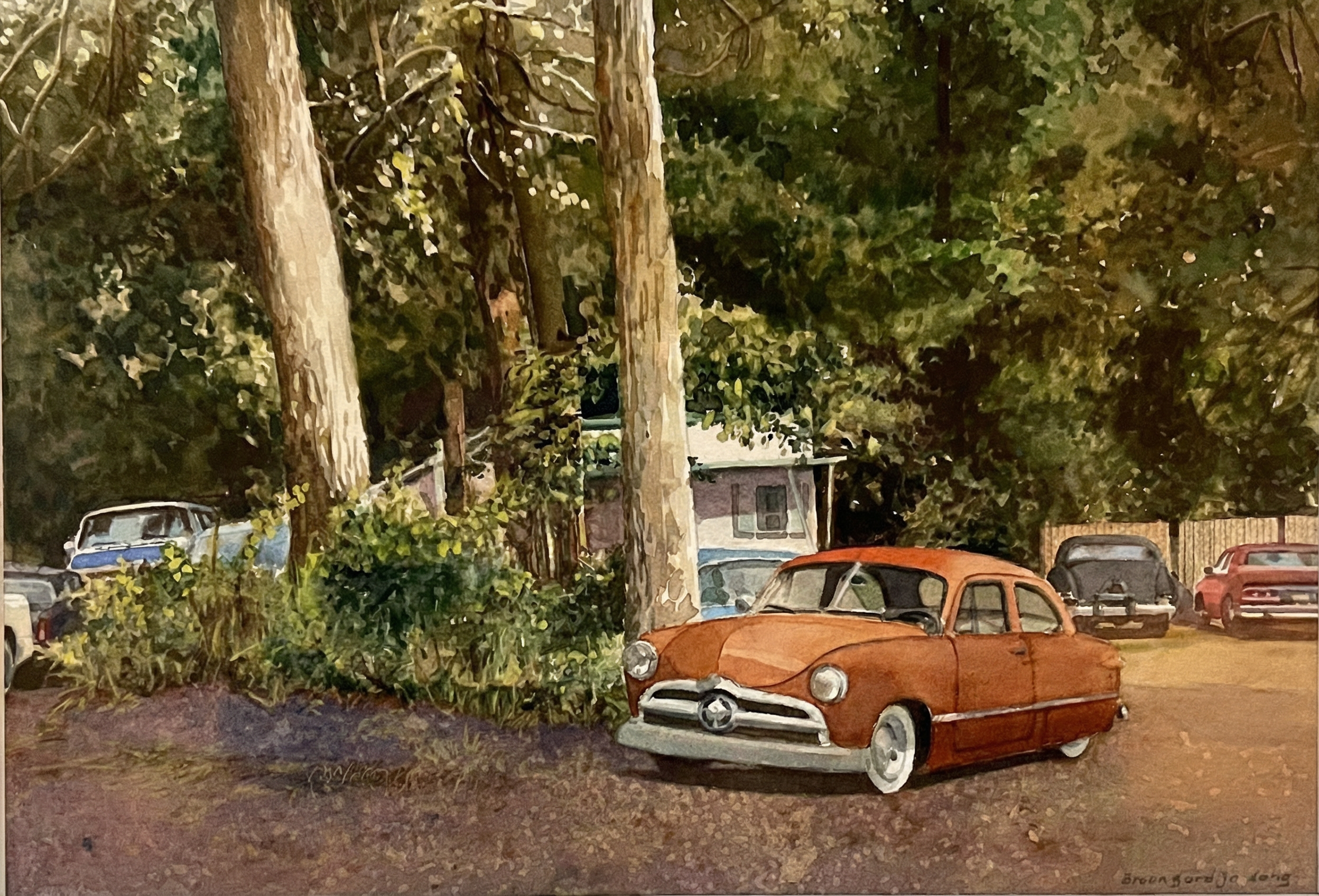 Oldtimer arancione/marrone in un parcheggio sabbioso con alberi verdi e altre auto sullo sfondo