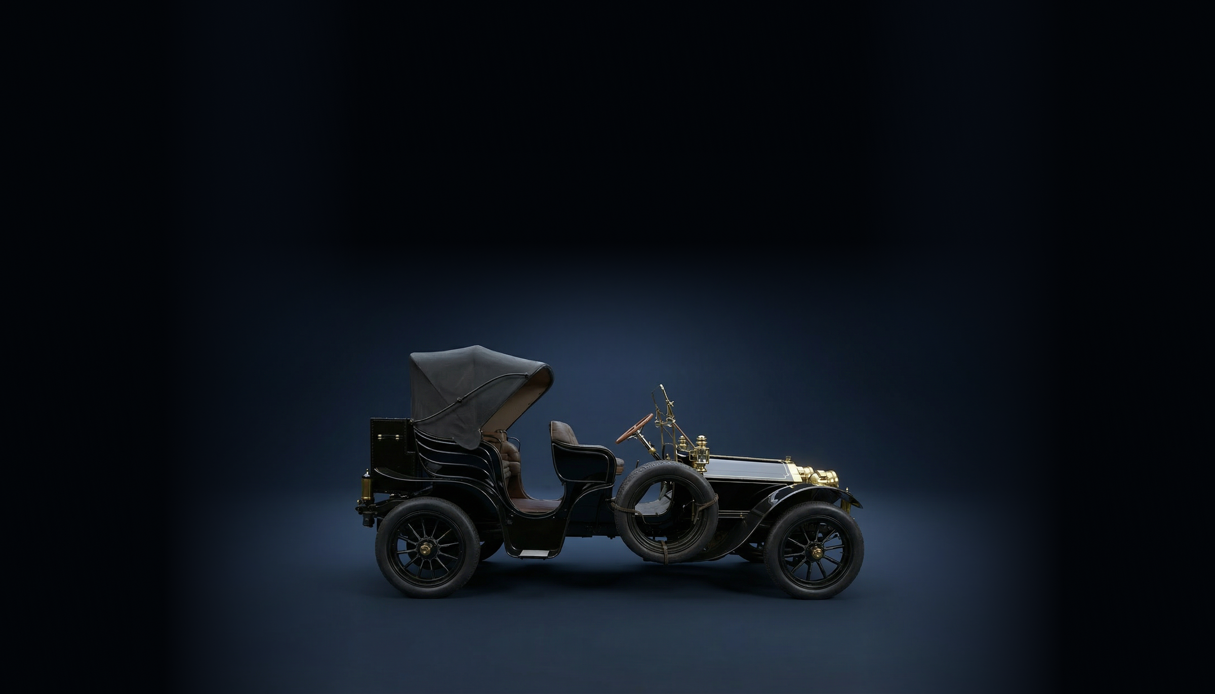 Pierce-Arrow in donkerblauwe studio