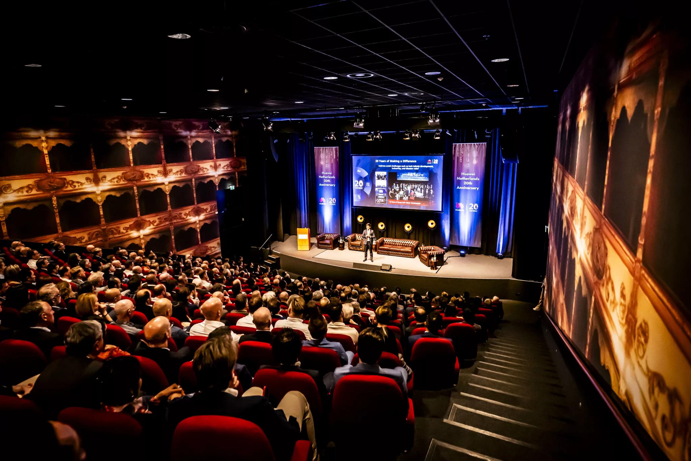 n zaal die uitnodigt tot aandacht en betrokkenheid. Van presentatie tot panelgesprek, alles komt samen in een omgeving waarin inhoud en beleving elkaar versterken.