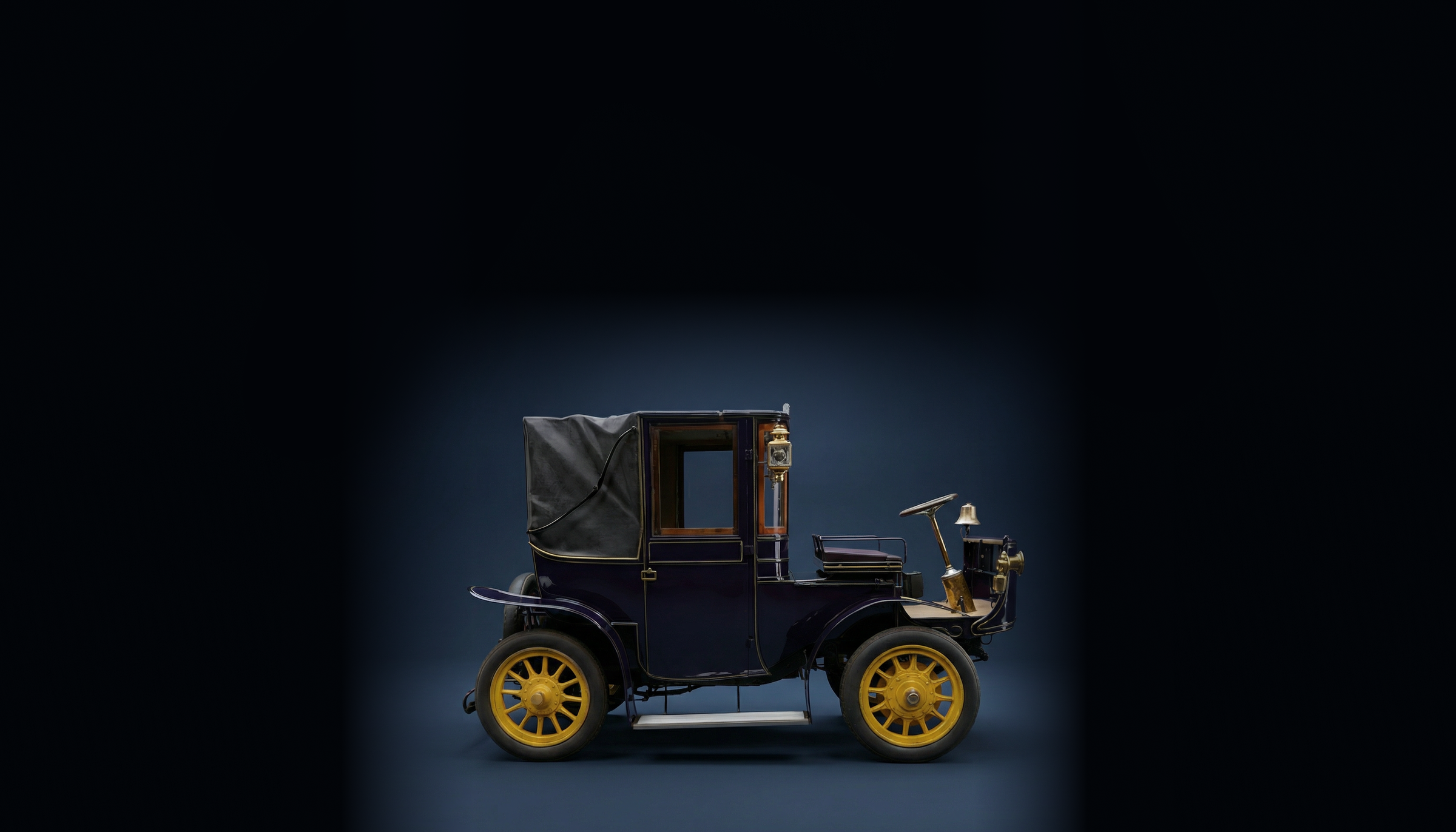Zijaanzicht Hedag Electric Brougham in donkerblauwe studio
