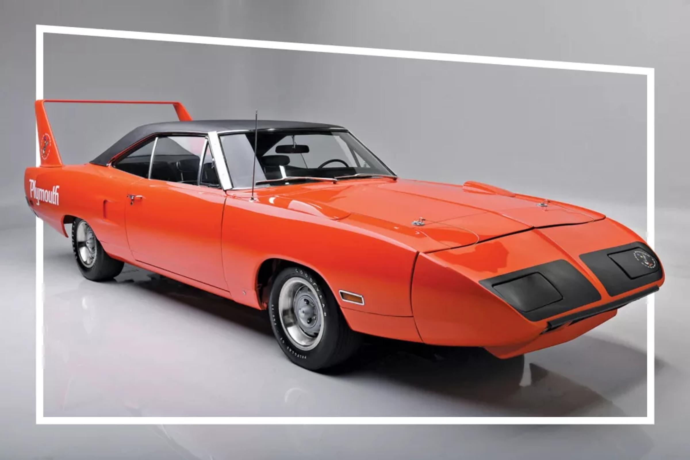 Rode Plymouth Road Runner in grijze studio