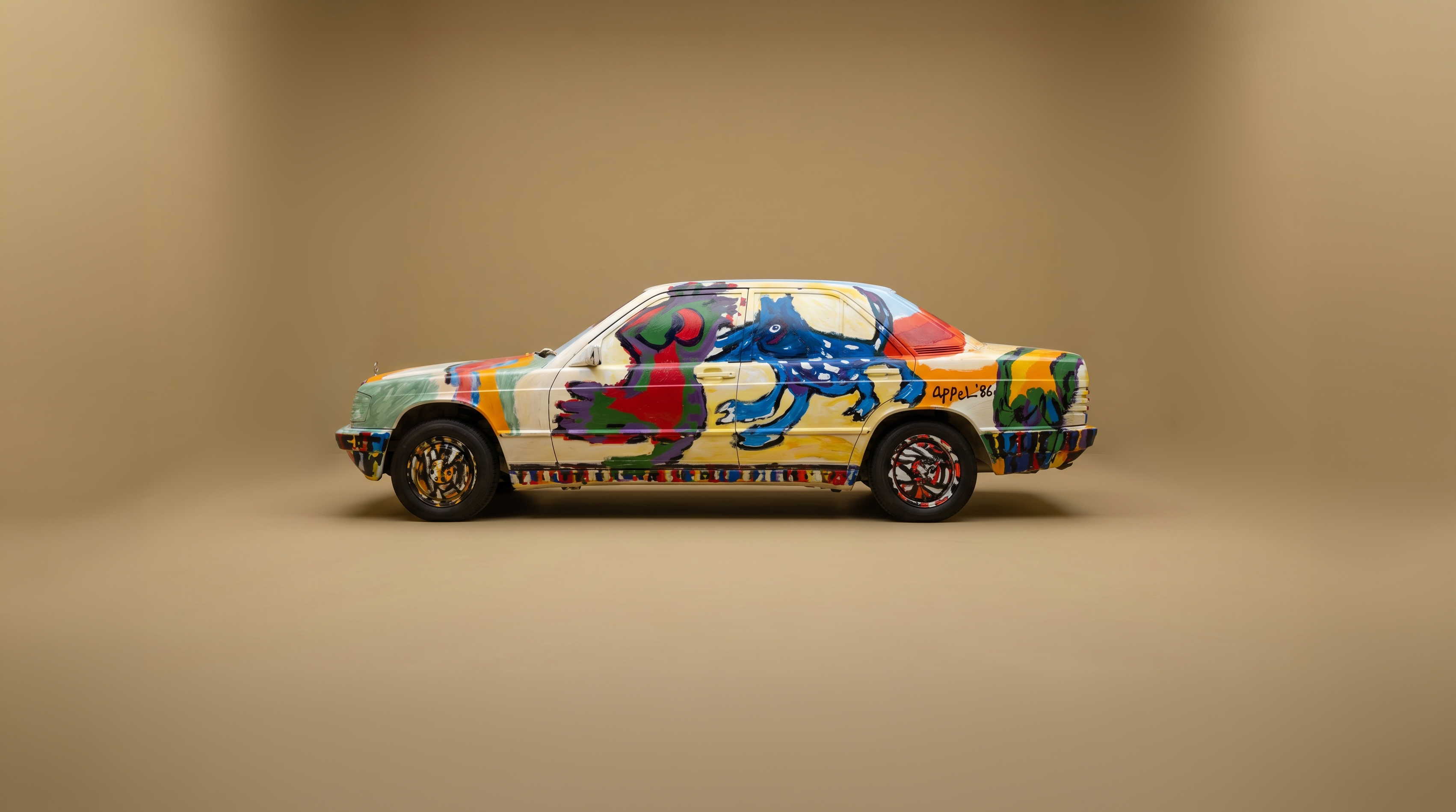 Karel Appel Mercedes in beige studio