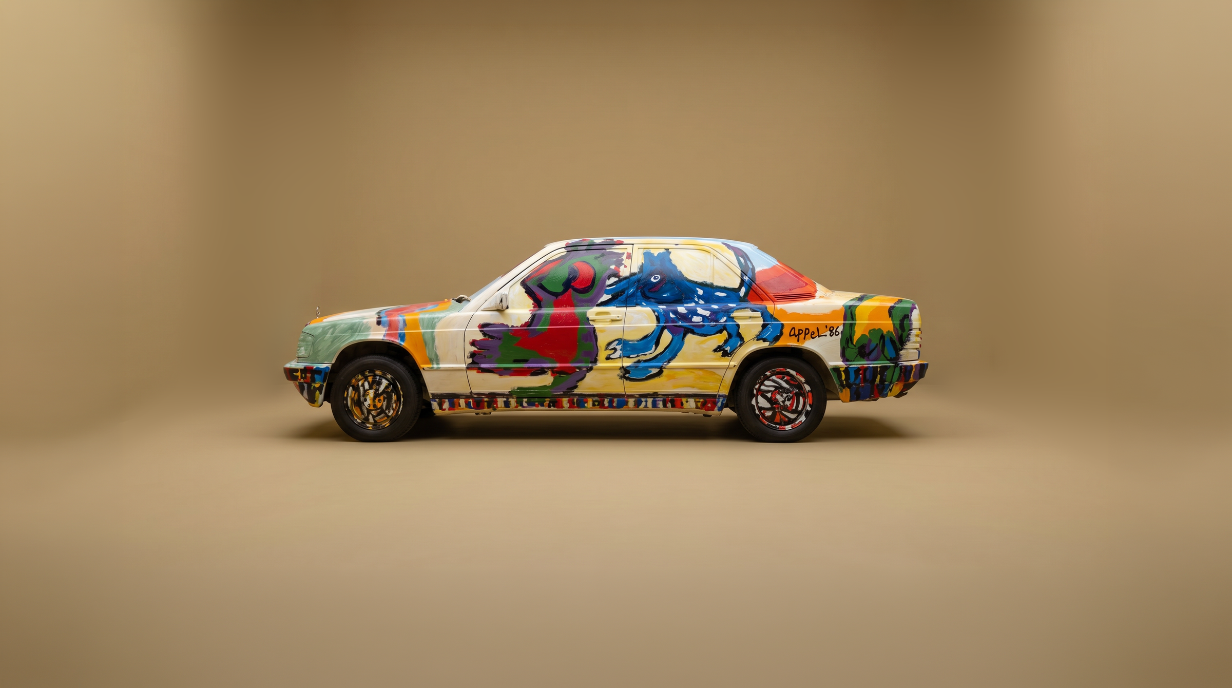 Karel Appel Mercedes in beige studio