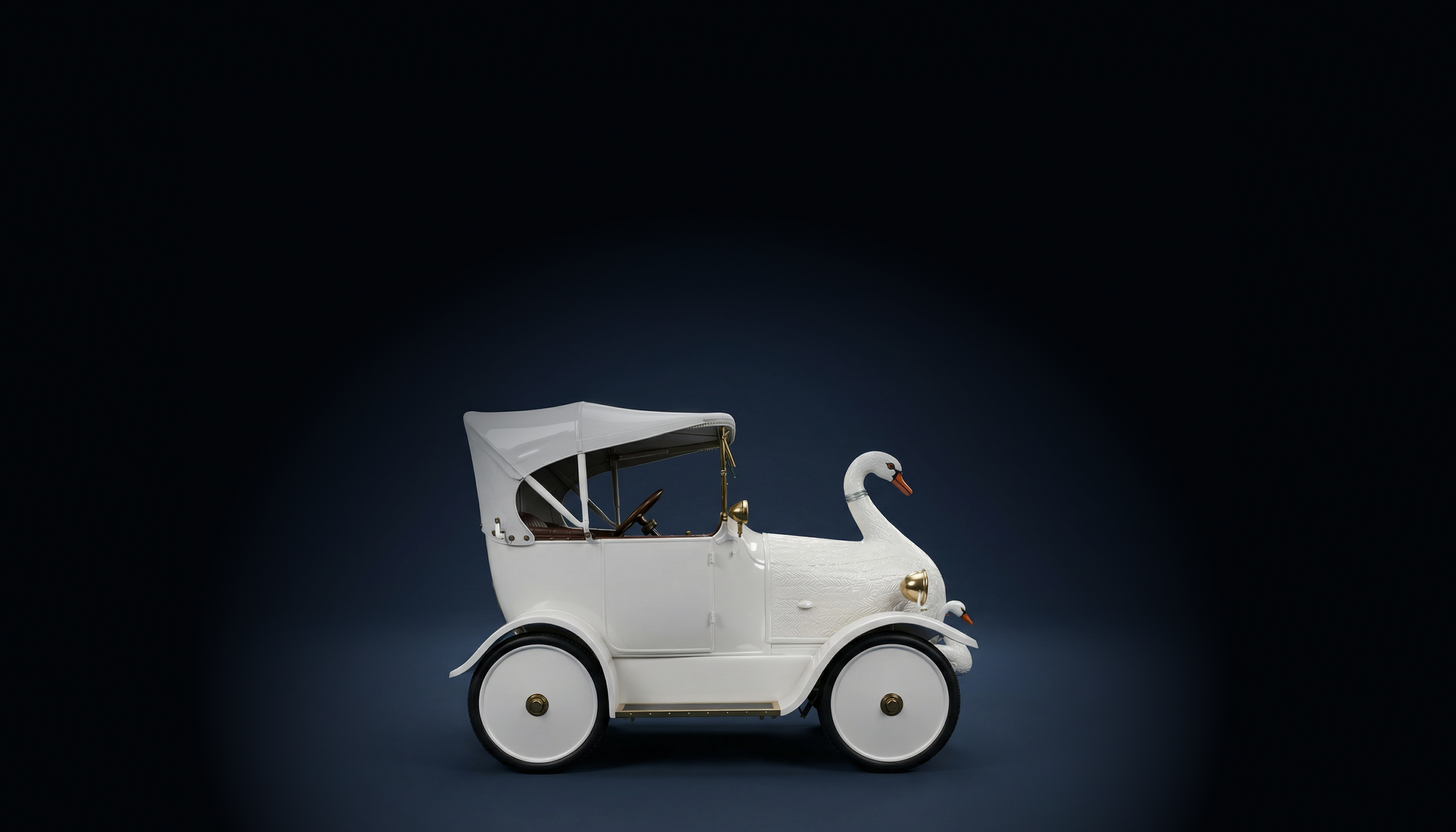 Zijaanzicht Cygnet The Baby Swan Car in donkerblauwe studio