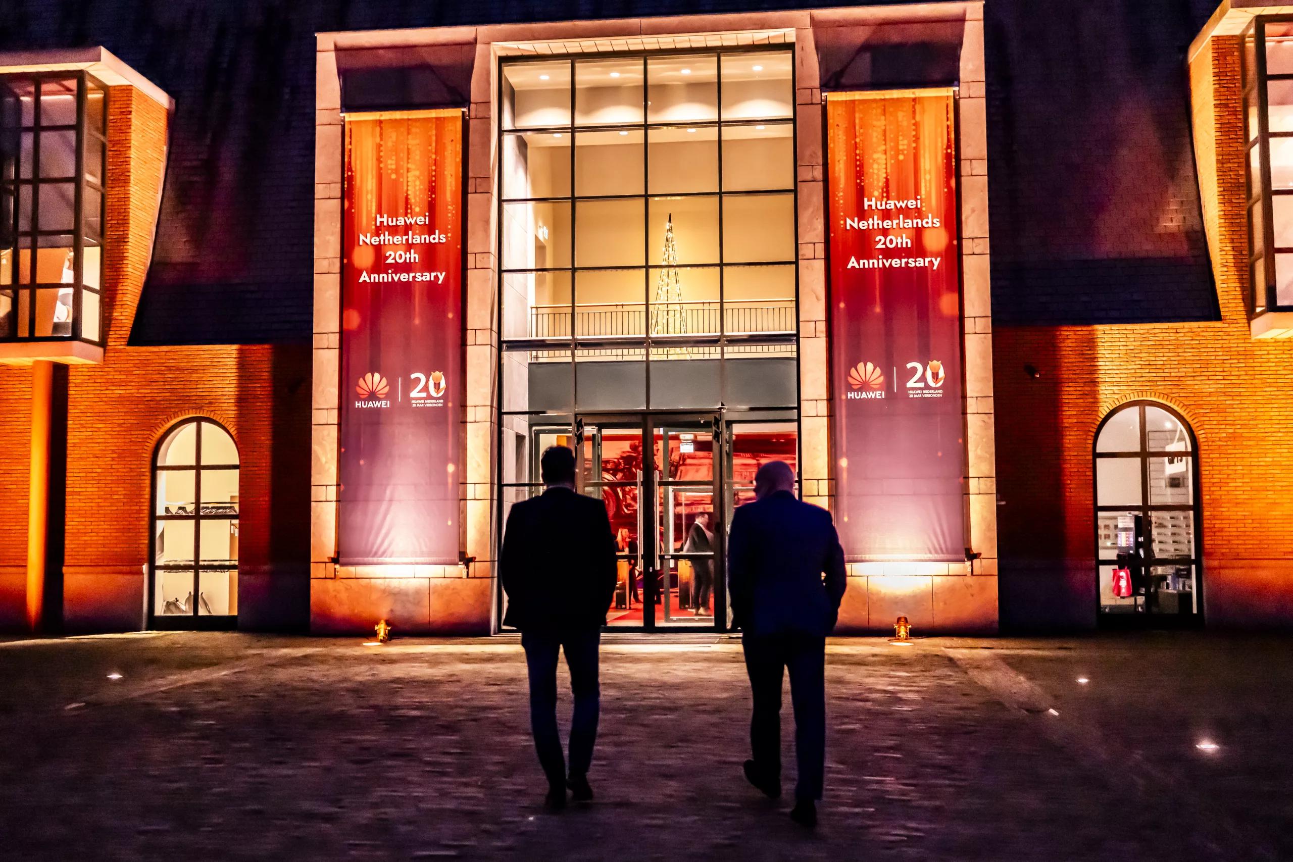 Voorkant van het museum verlicht met twee banners