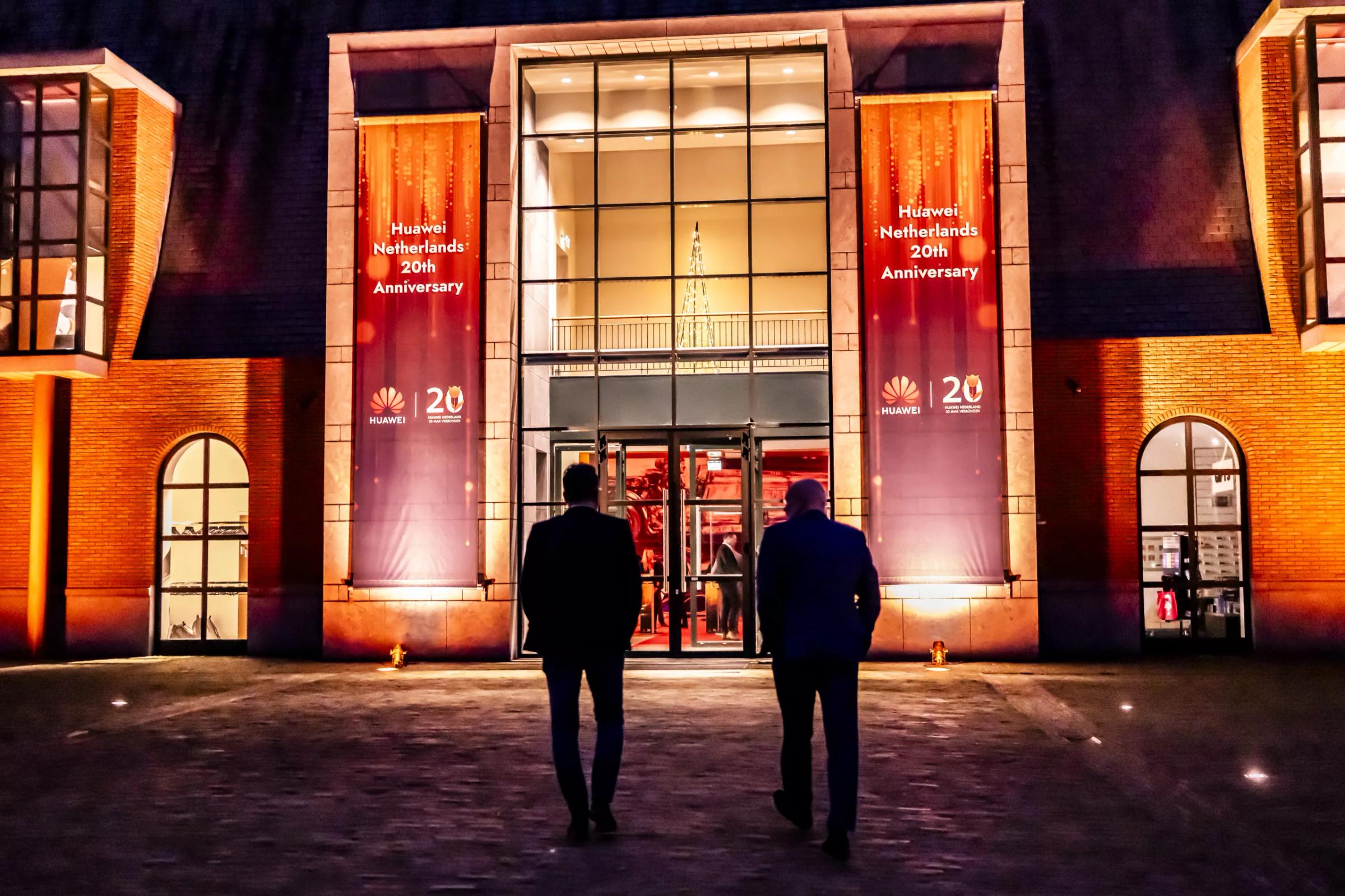 Voorkant van het museum verlicht met twee banners