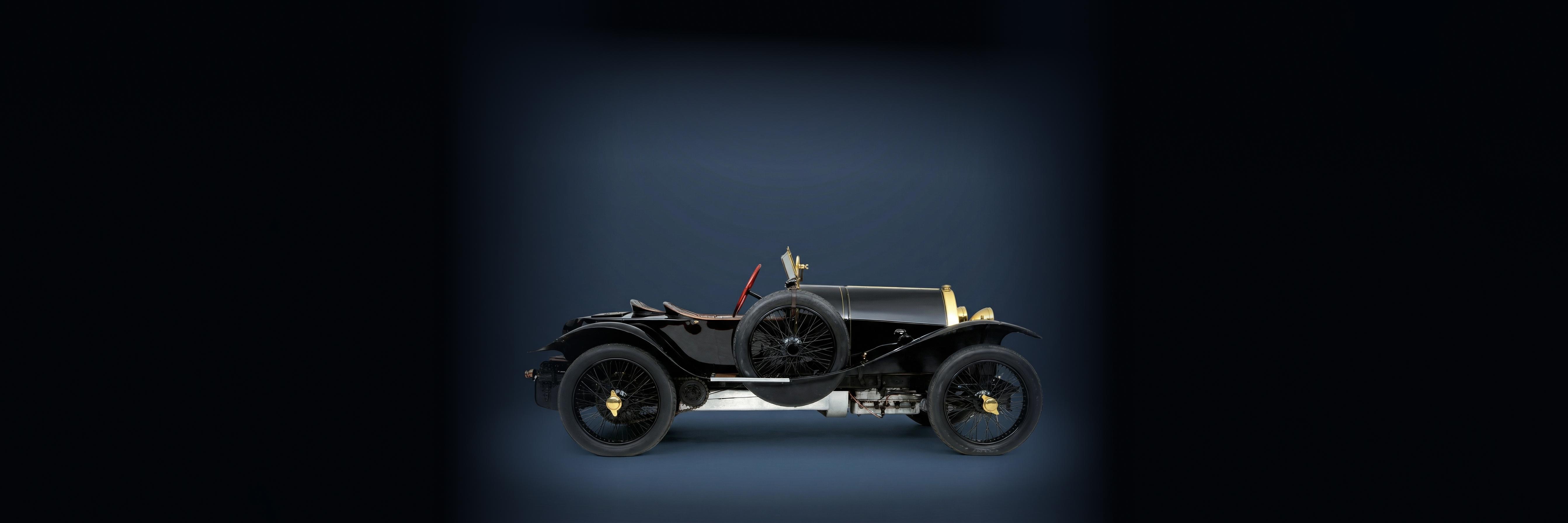 Vue laterale de la Bugatti dans un studio bleu fonce