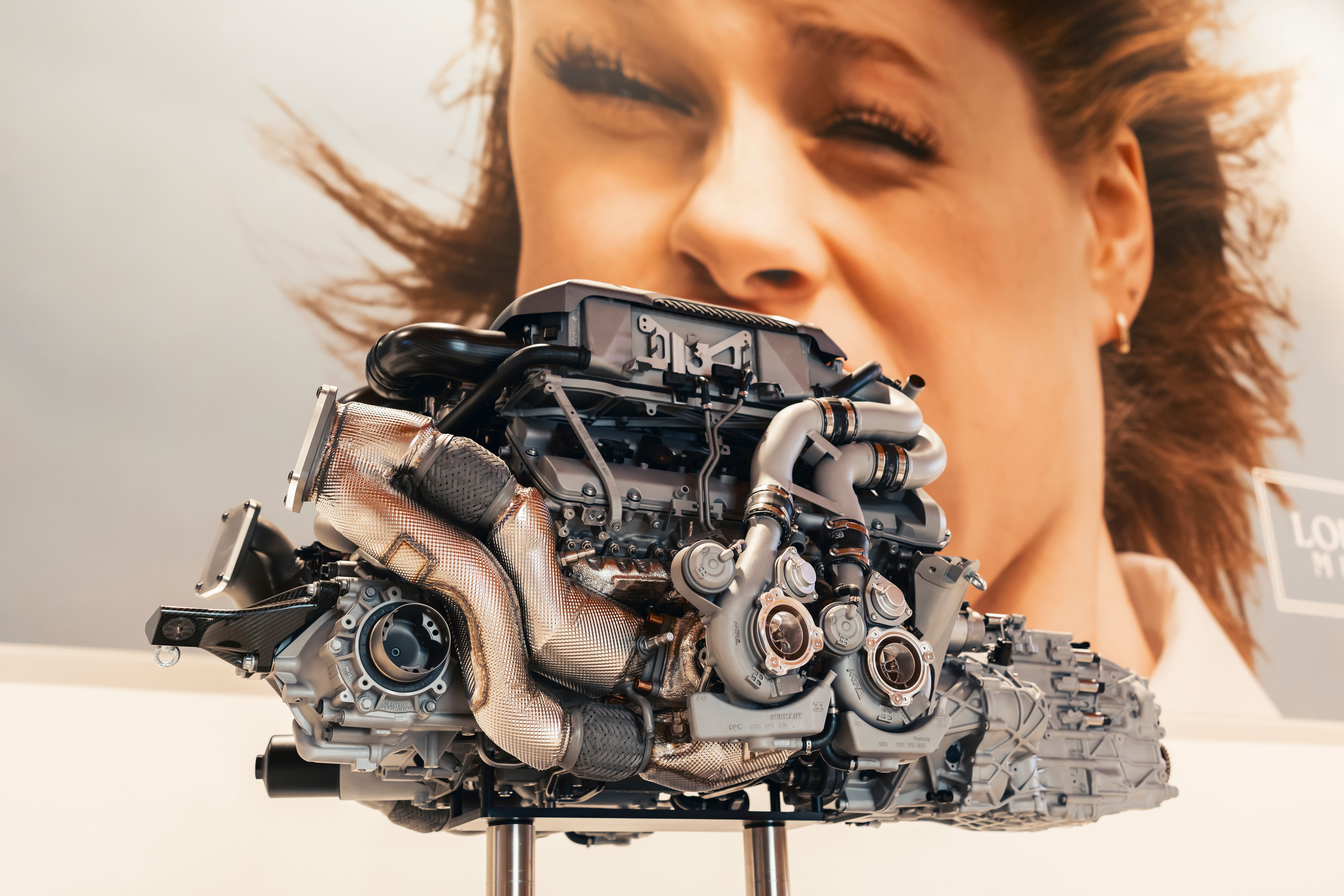 De Bugatti W16 motor in het Louwman Museum