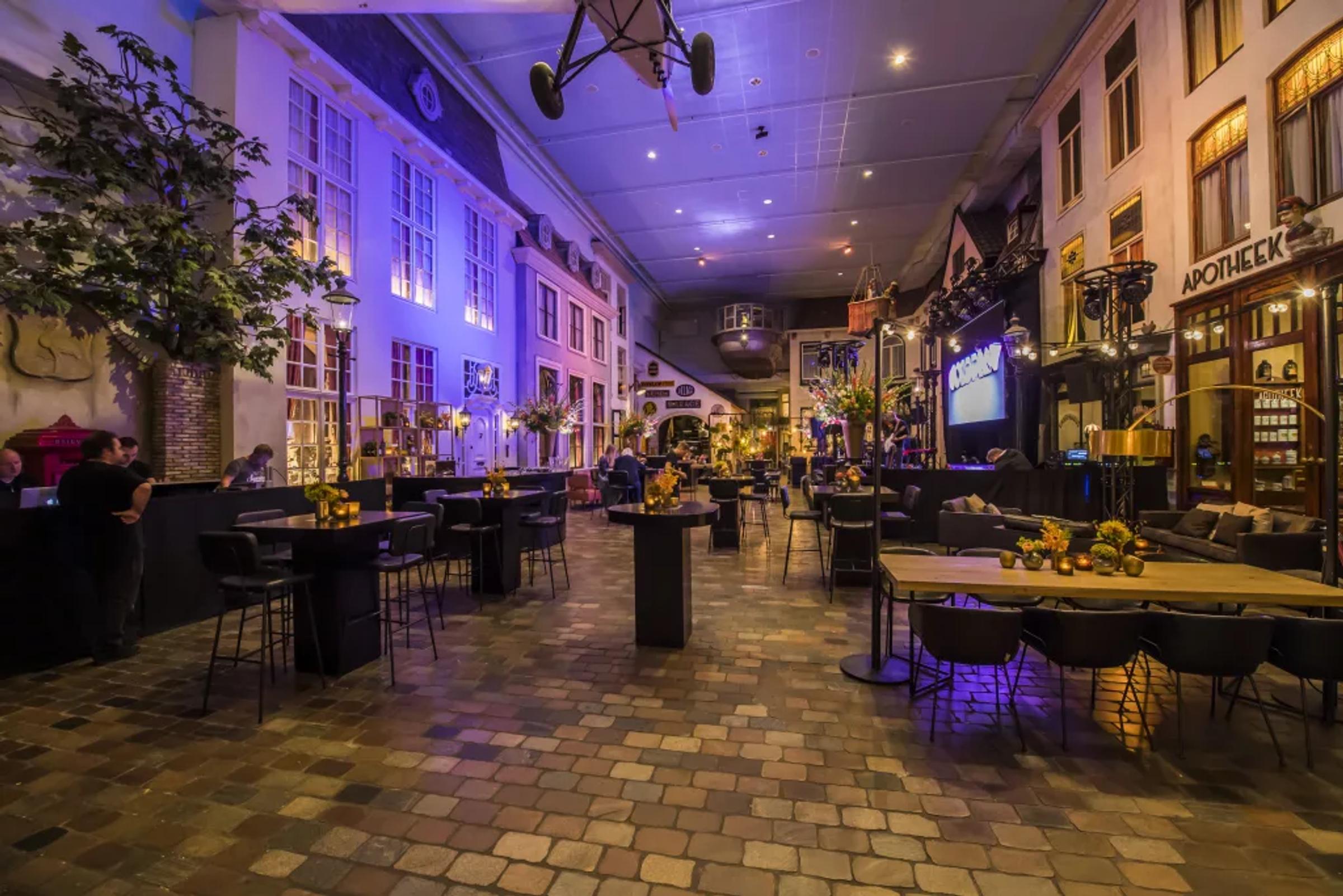 Centraal gelegen in het museum, met directe verbinding naar omliggende zalen en de Great Hall.