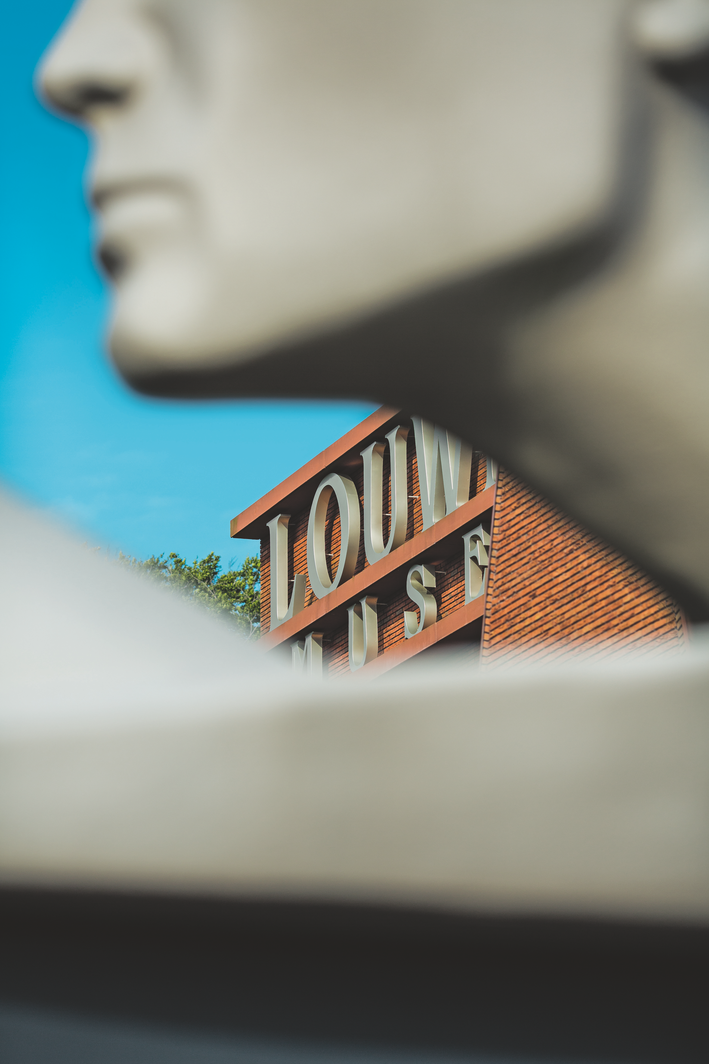 Buiten entree van het Louwman Museum