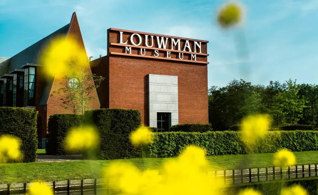 Fachada do Museu Louwman com flores amarelas em primeiro plano
