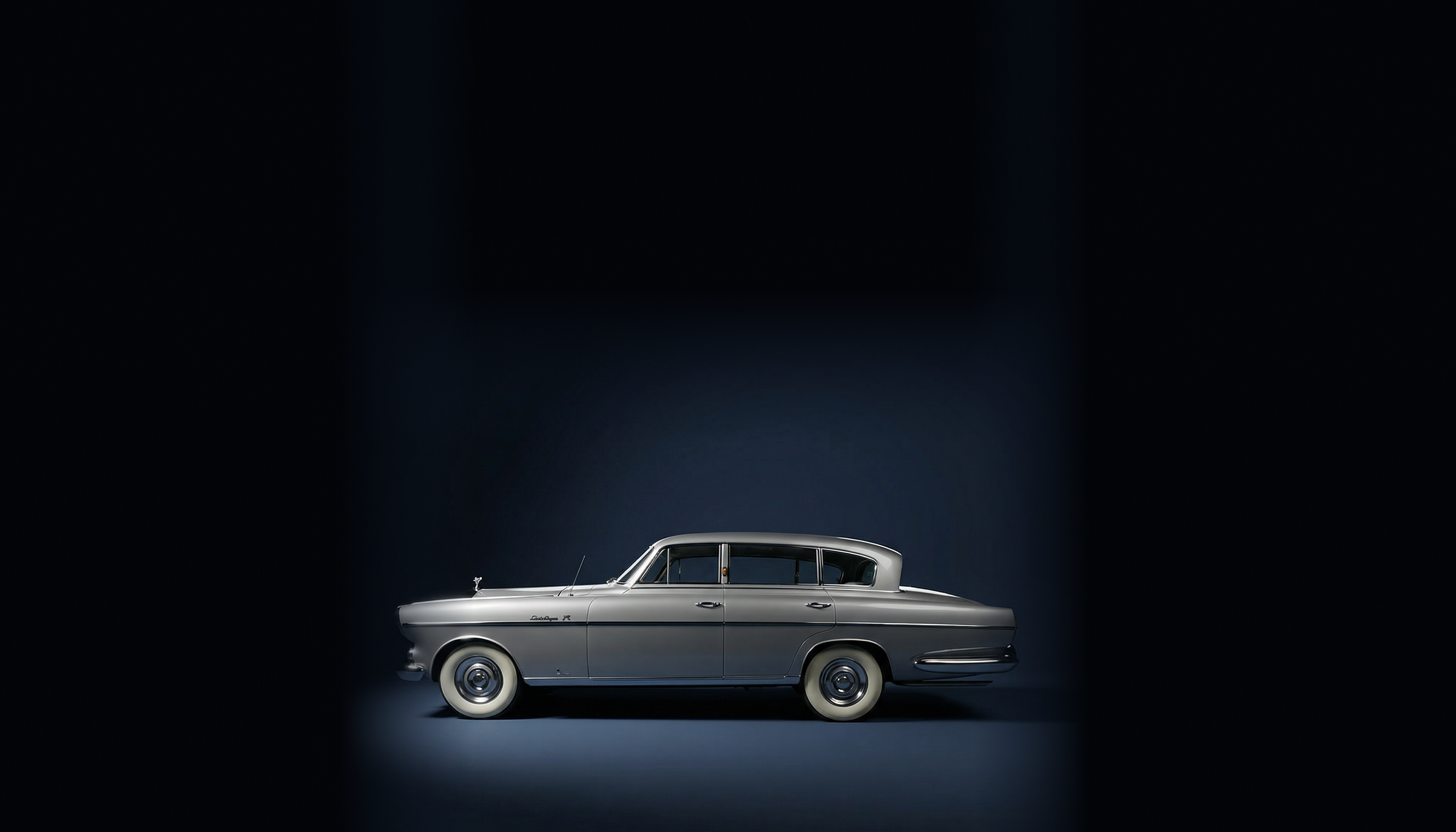 Rolls Royce silver wraith in een donkerblauwe studio