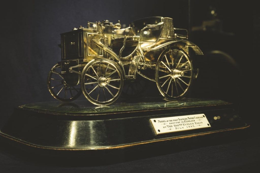beeld van een oude open auto van brons