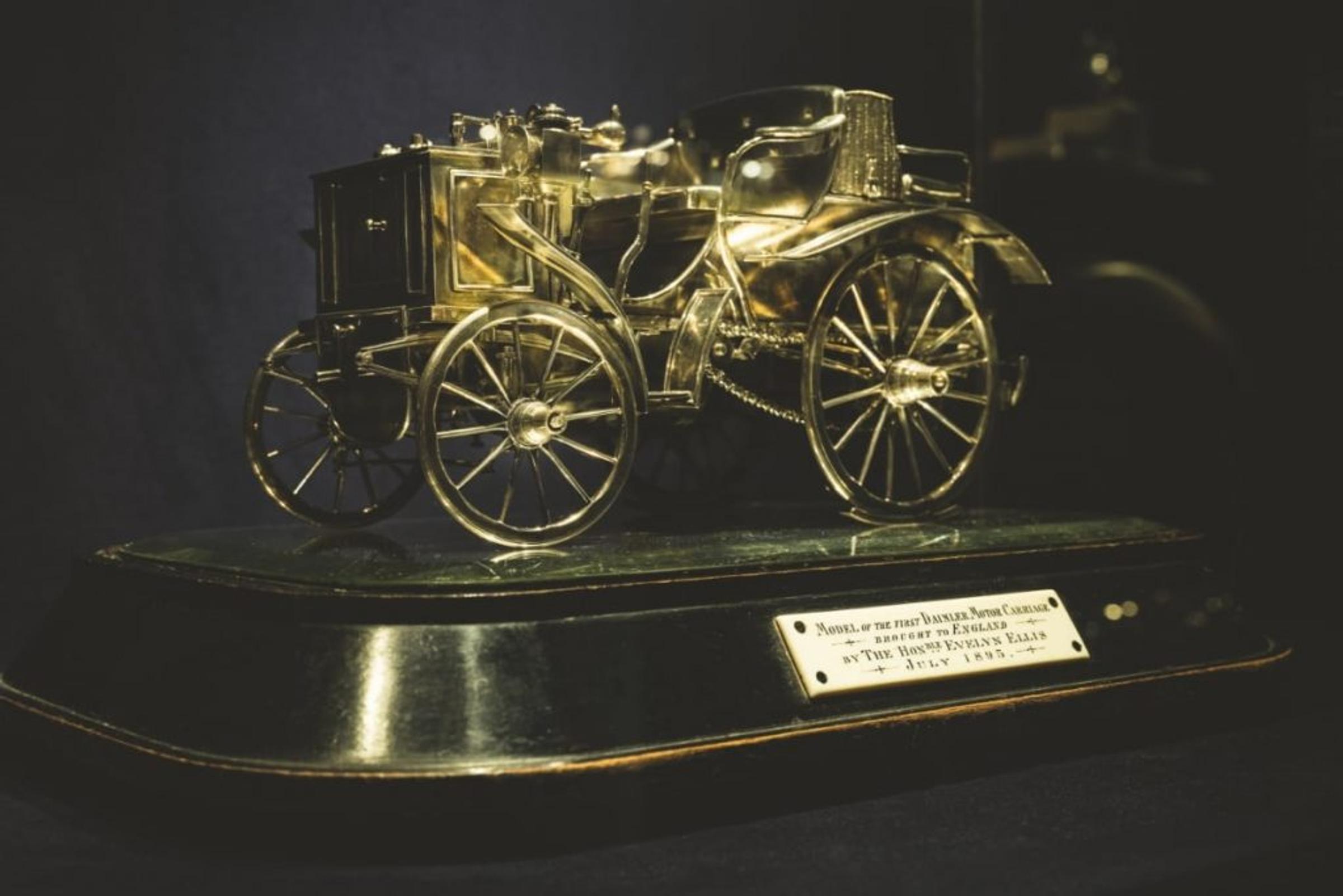 beeld van een oude open auto van brons