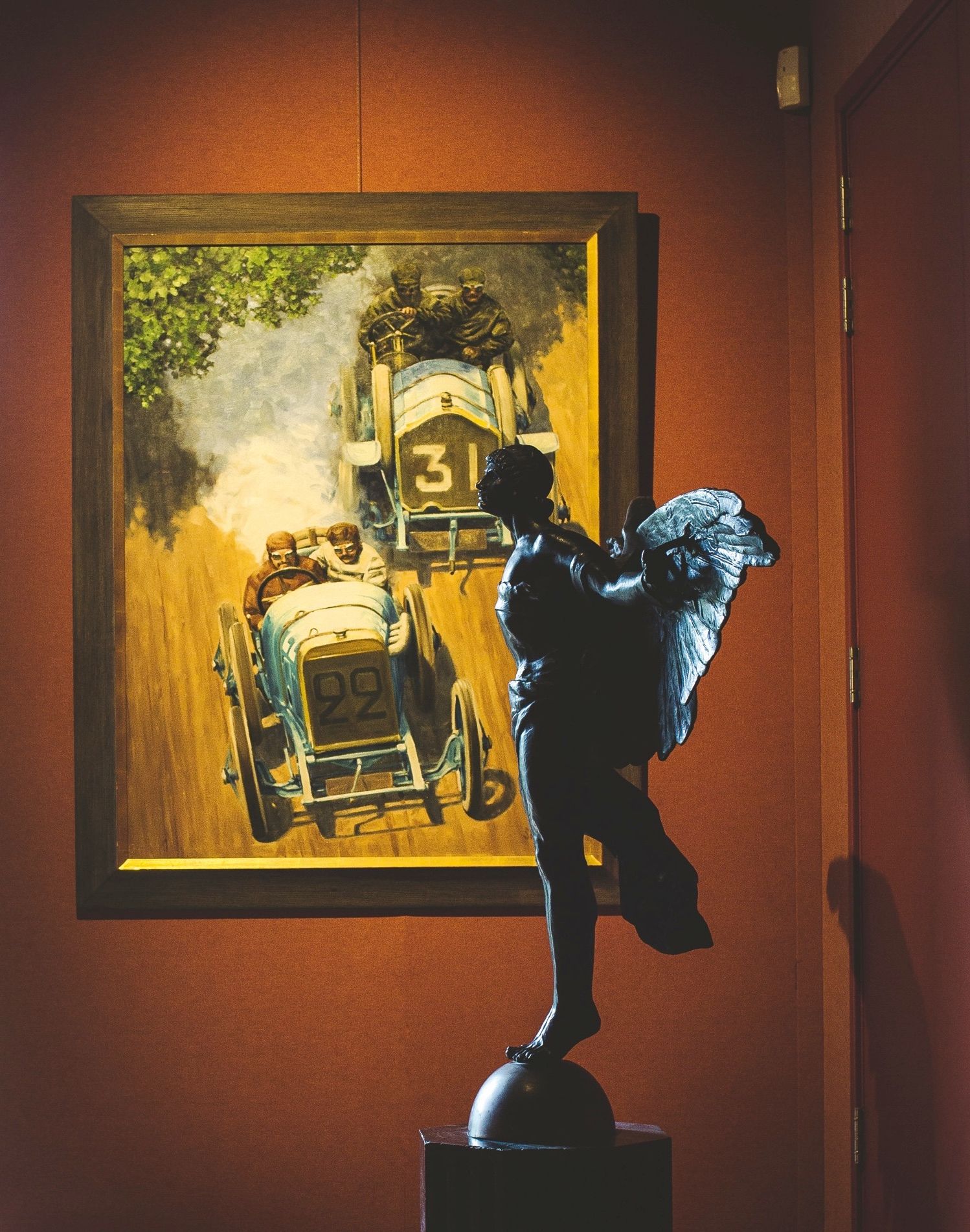 Standbeeld met kunstwerk op de achtergrond