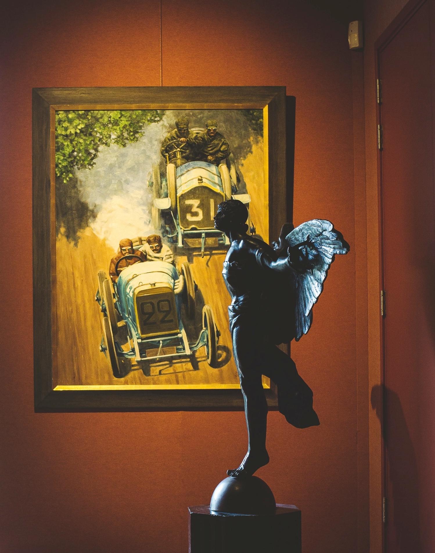 Foto de detalhe de escultura e obra de arte na galeria de arte