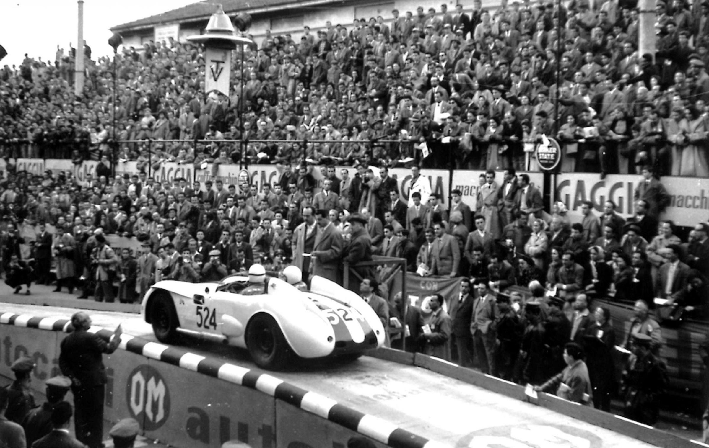 Mille Miglia auto rijdend langs publiek