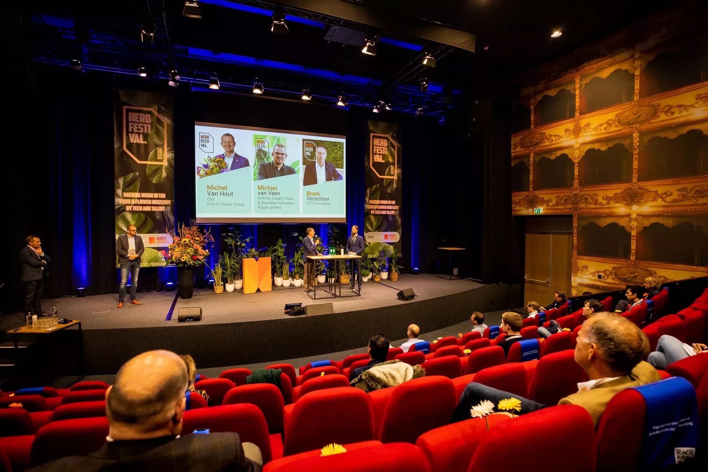 Een setting waarin spreker en publiek direct met elkaar verbonden zijn. De heldere zichtlijnen en professionele techniek zorgen voor focus en impact bij elk onderdeel van het programma.