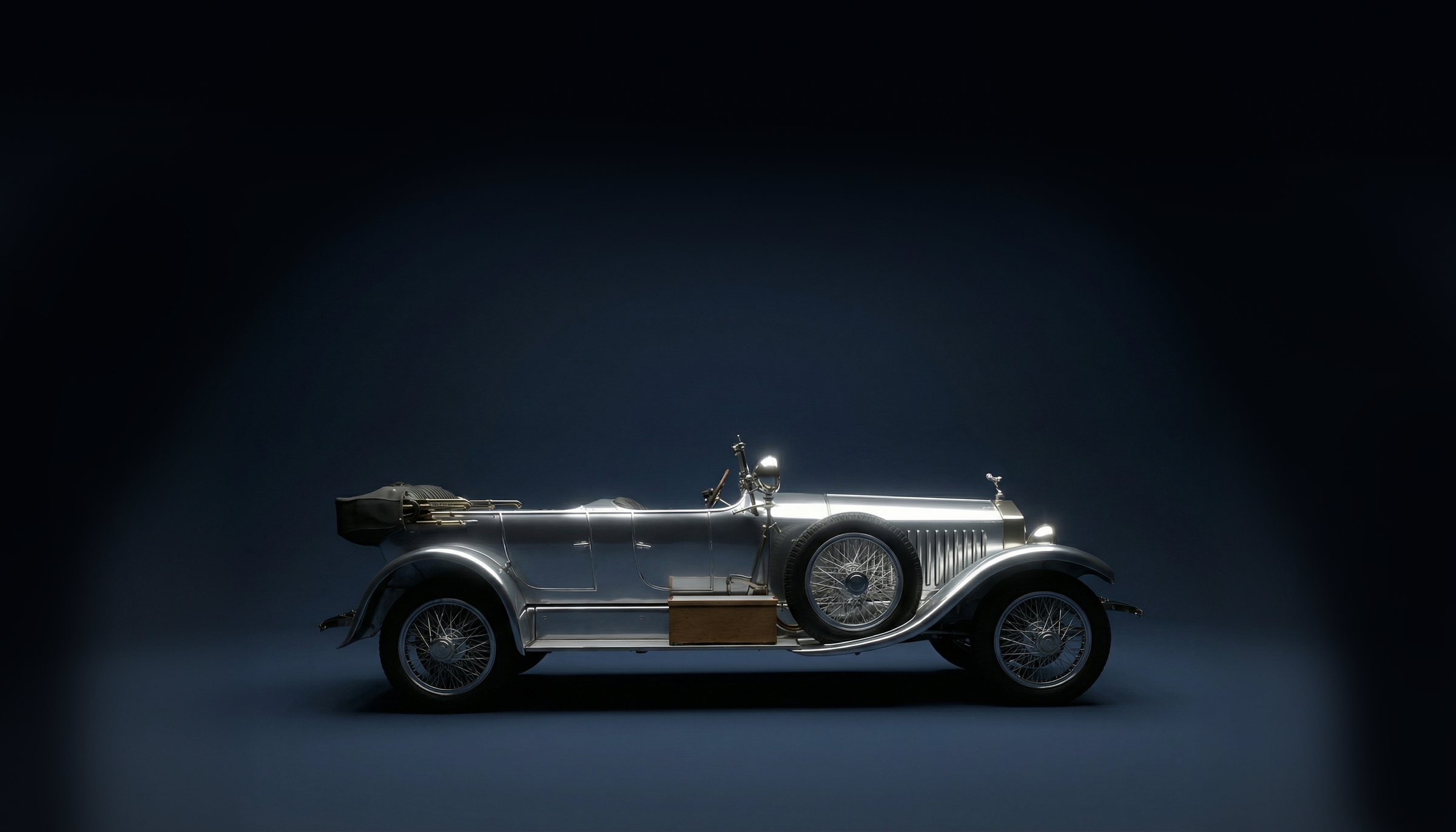 Rolls Royce 4050hp phantom barker torpedo tourer in een donkerblauwe studio