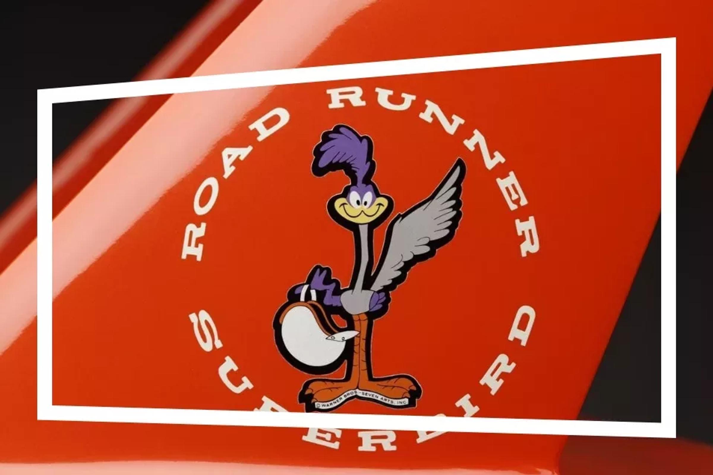 Vogel met paarse kuif houdt een helm vast en daar omheen de tekst Road Runner Superbird