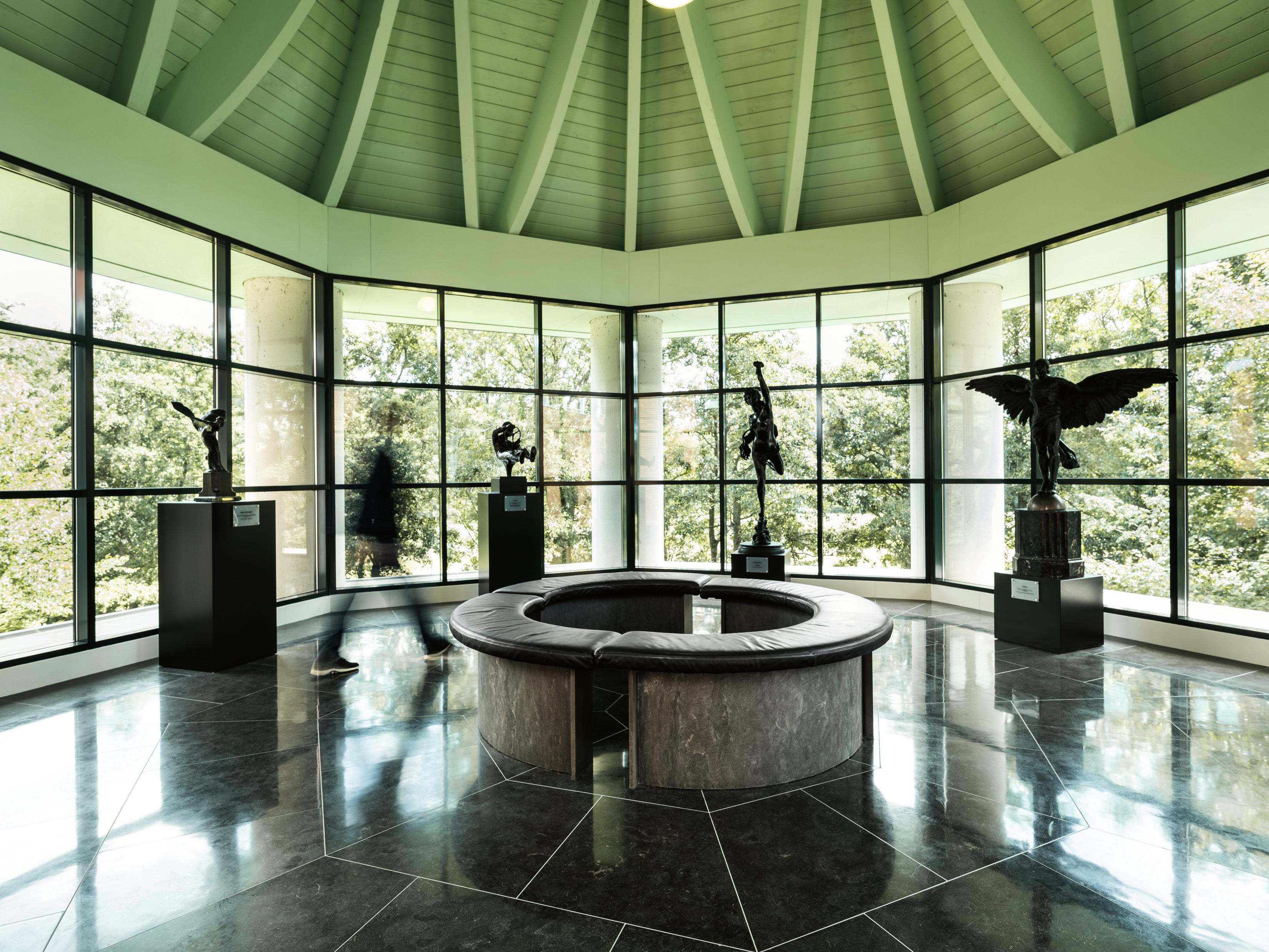 Wewnatrz muzeum Louwman