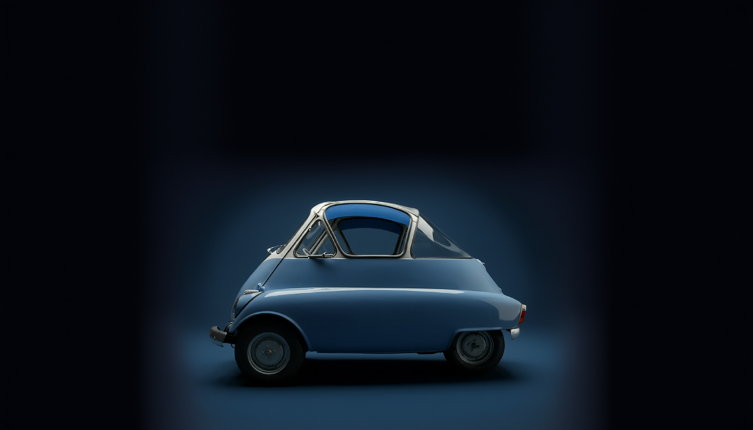 Iso Isetta in donkerblauwe studio