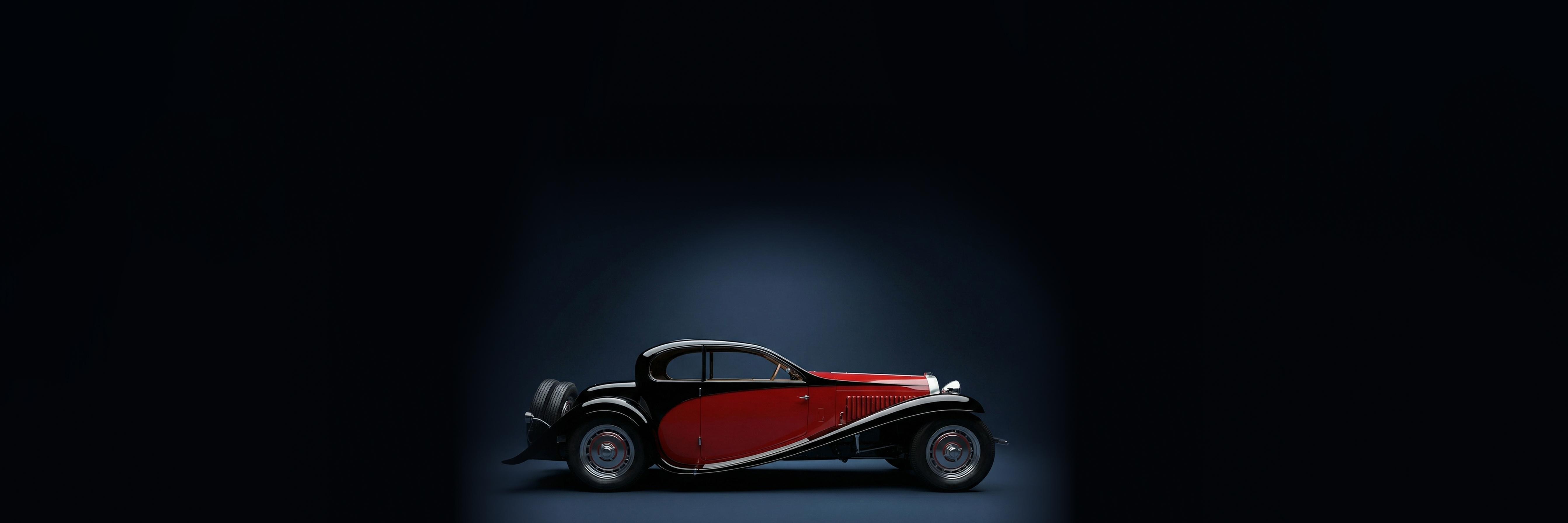 Vue laterale de la Bugatti dans un studio bleu fonce
