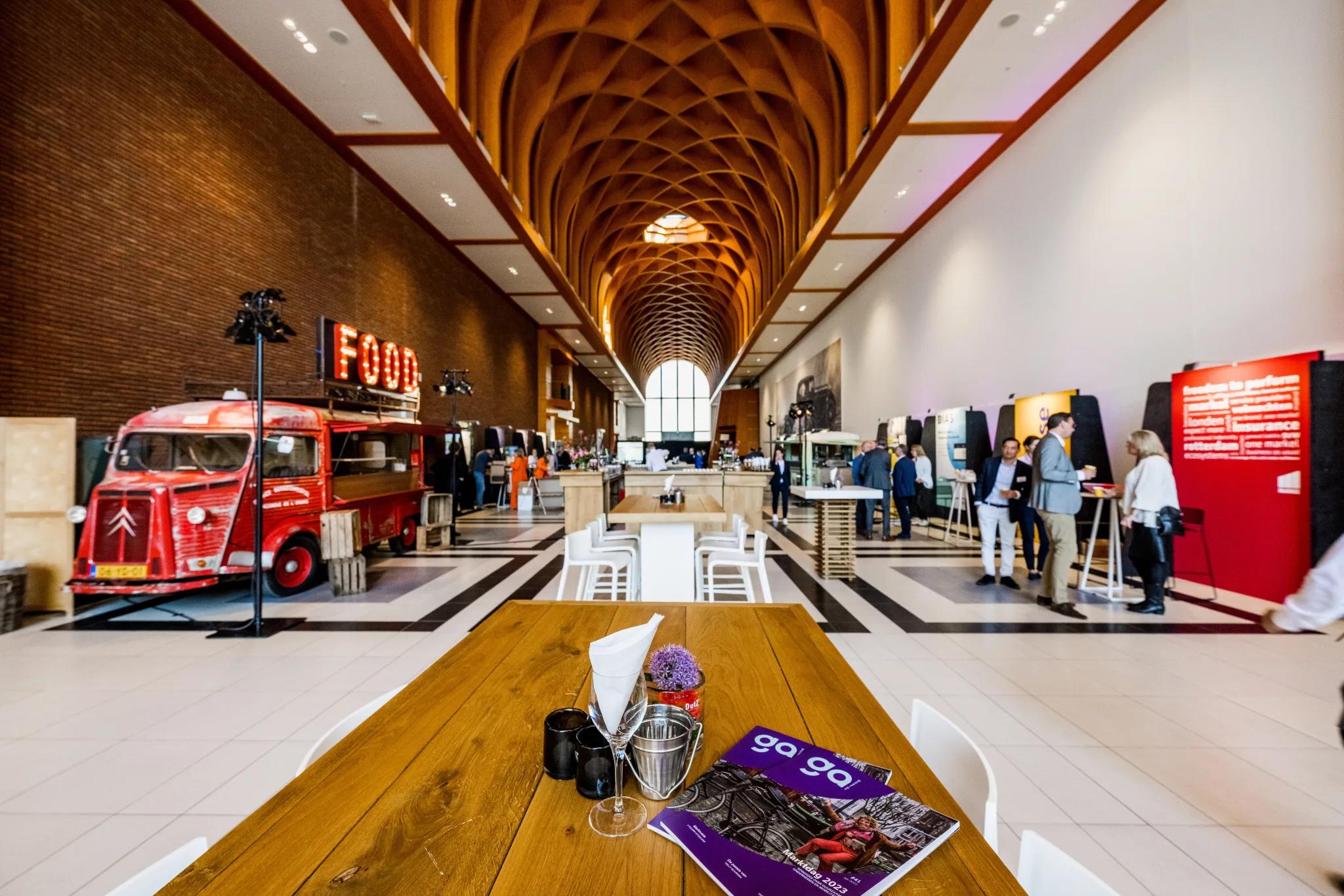 Groots in uitstraling, helder in opzet. De Great Hall biedt alle ruimte voor ontvangst, diner of evenement.