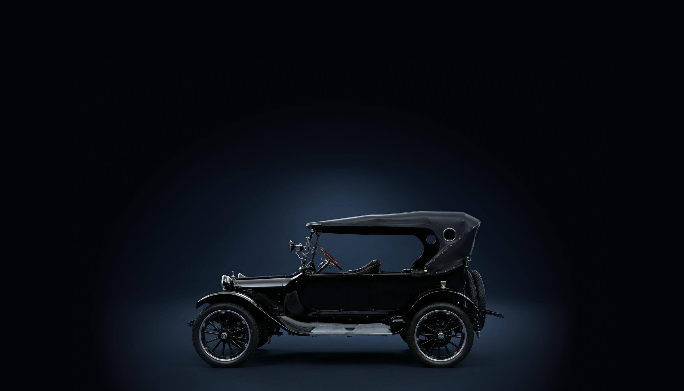 Dodge 1914 in donkerblauwe studio