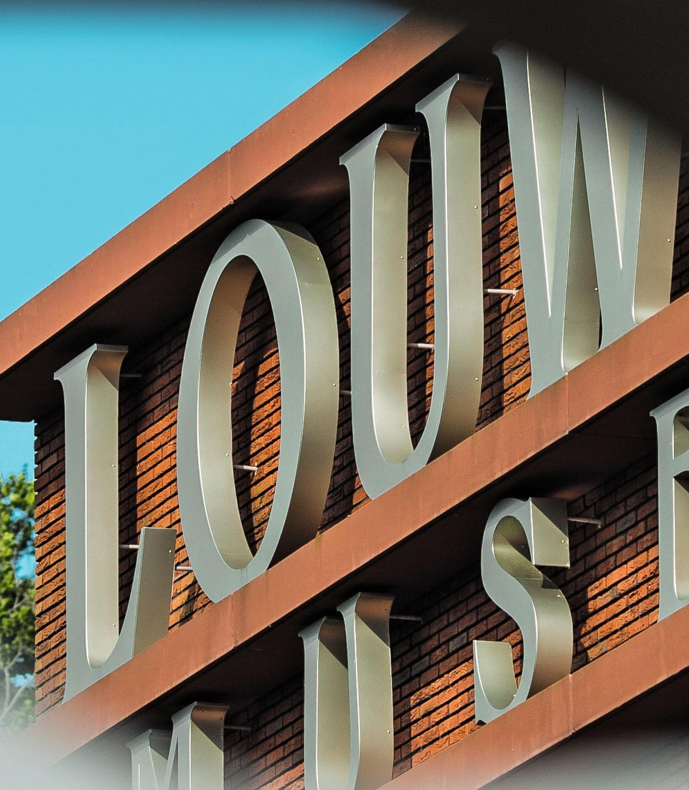 Doorkijkje naar klein deel van de voorgevel met het logo van het Louwman Museum