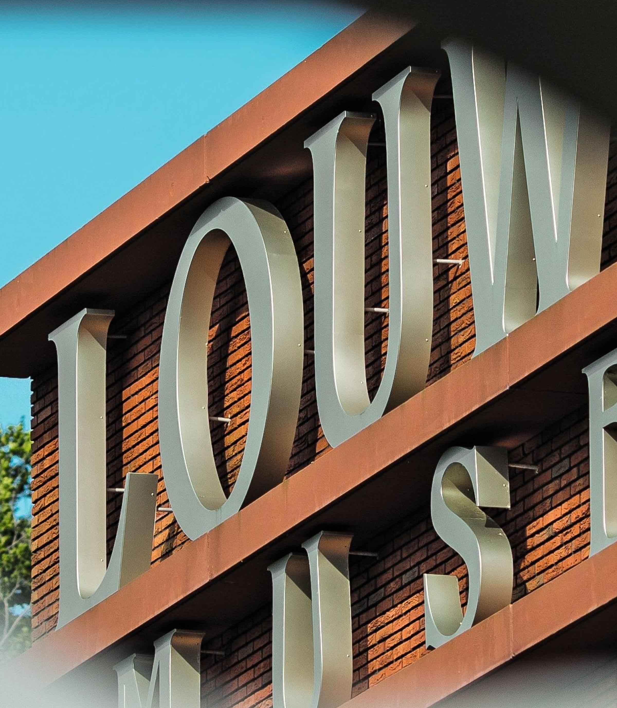 Doorkijkje naar klein deel van de voorgevel met het logo van het Louwman Museum