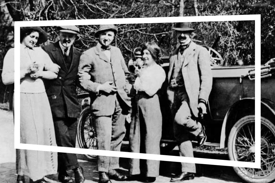 Vijf mensen op zwart-wit foto voor een Rolls Royce