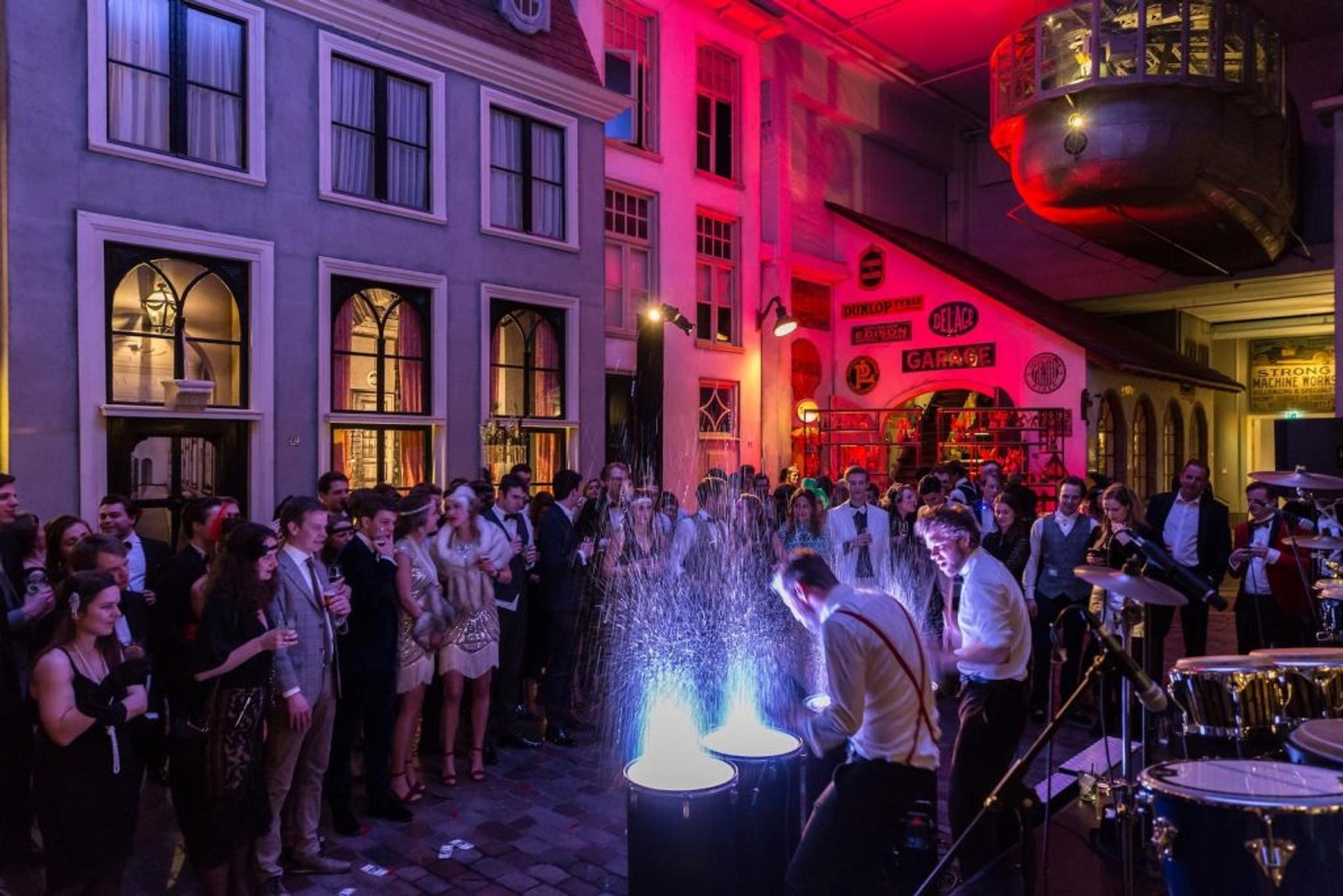 Een centrale ruimte die andere zalen met elkaar verbindt en het evenement één geheel maakt.