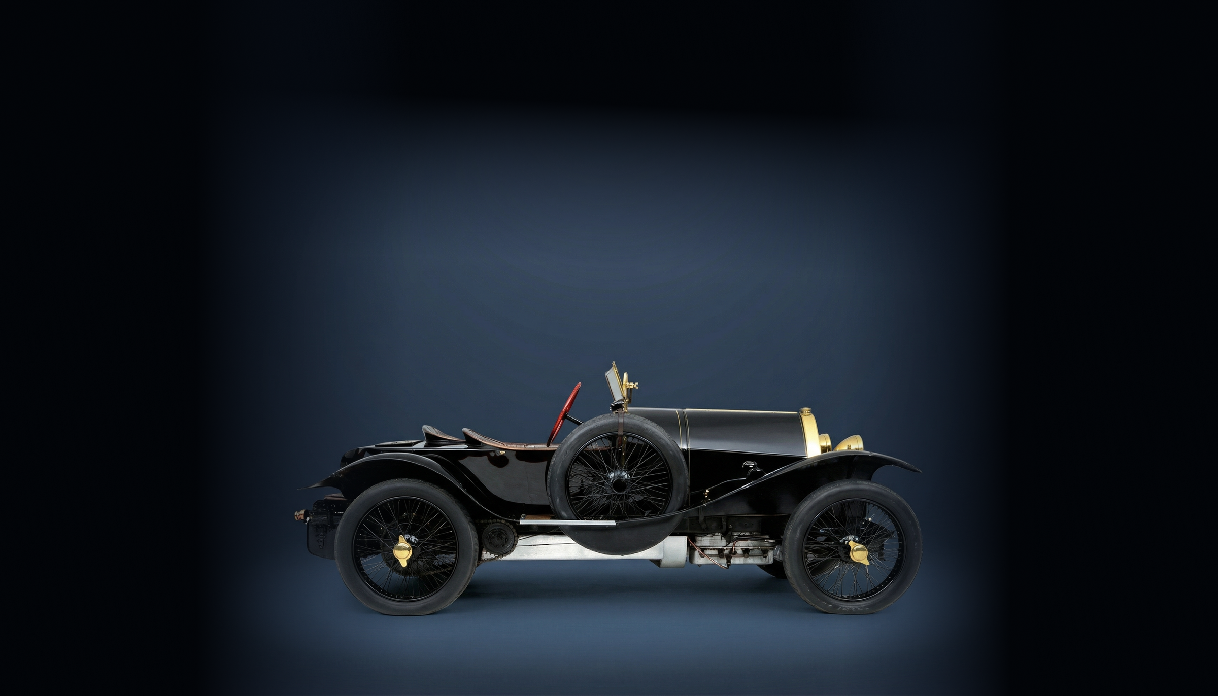 Bugatti in donkerblauwe studio